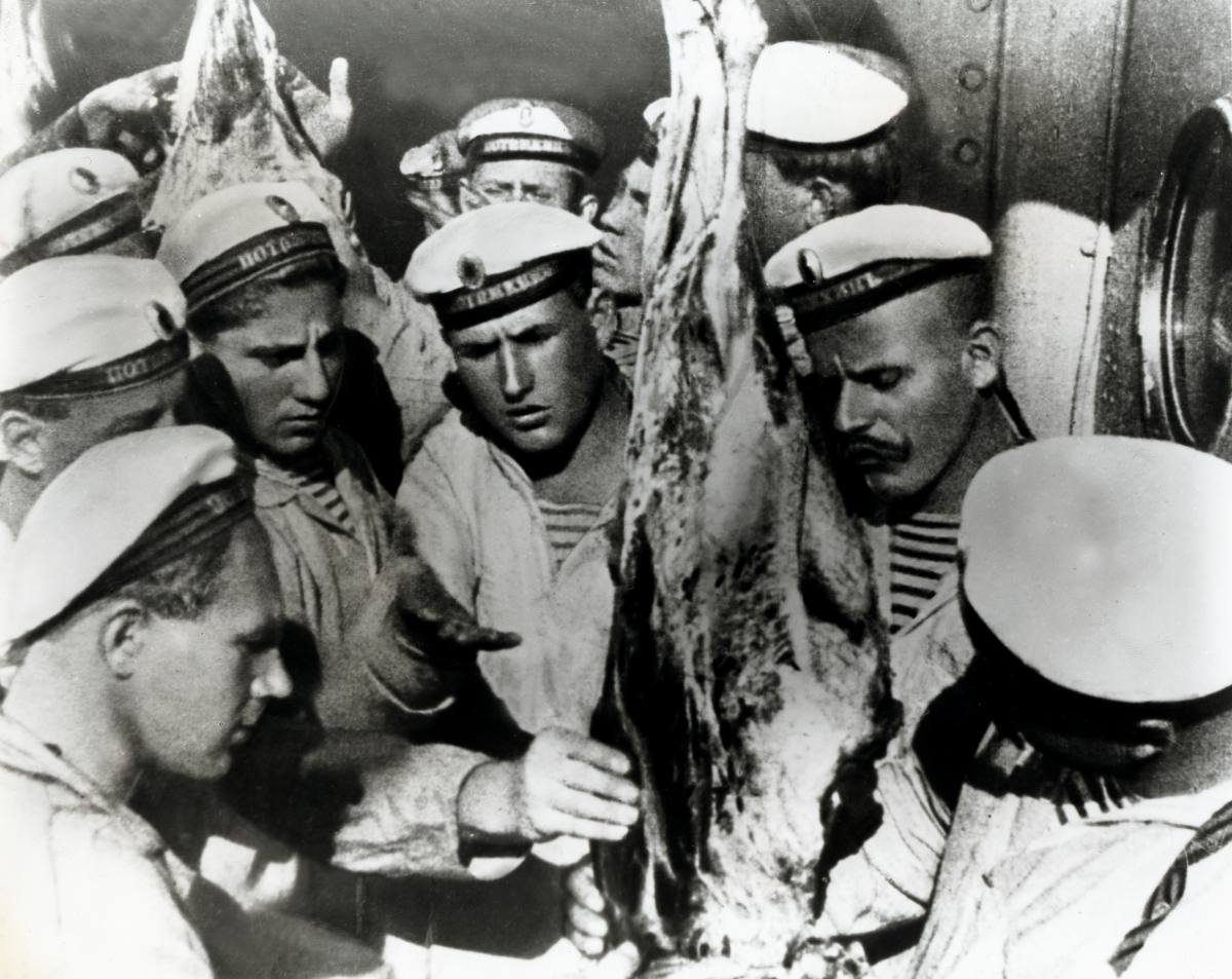 Una escena emblemática de "El acorazado Potemkin": los marineros comprueban la putrefacción en la carne del rancho. 