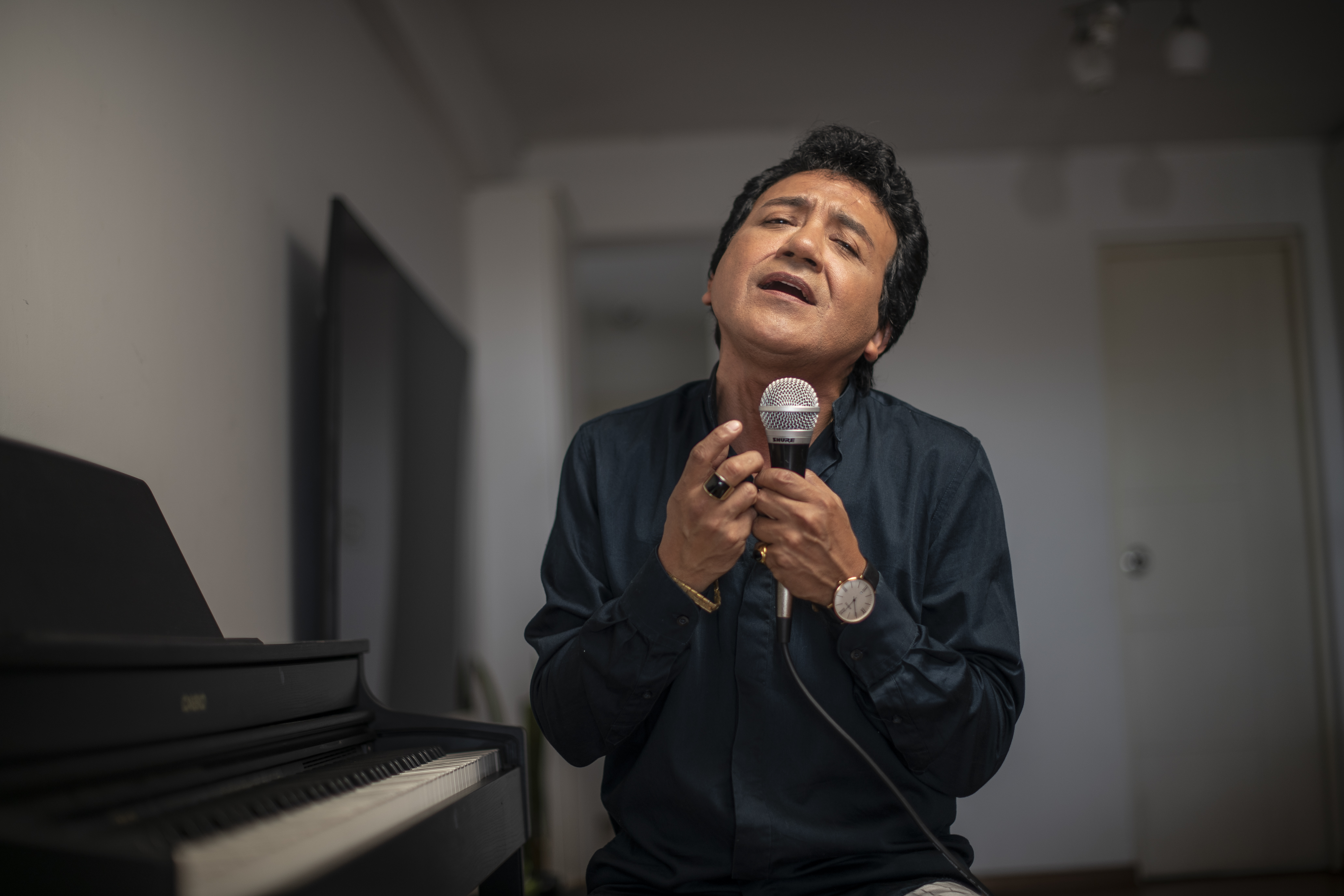 Carlos Burga (51) empezó a imitar a José José a la edad de 12 años, cuando se presentó en el programa de Augusto Ferrando. Luego intentó una carrera con nombre propio que no cuajó. (Foto: Elías Alfageme)