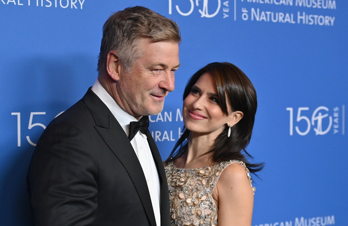 Alec Baldwin defendió a su esposa, Hilaria Baldwin, después de que se cuestionara en las redes sociales su origen español. (Foto: Angela Weiss / AFP)