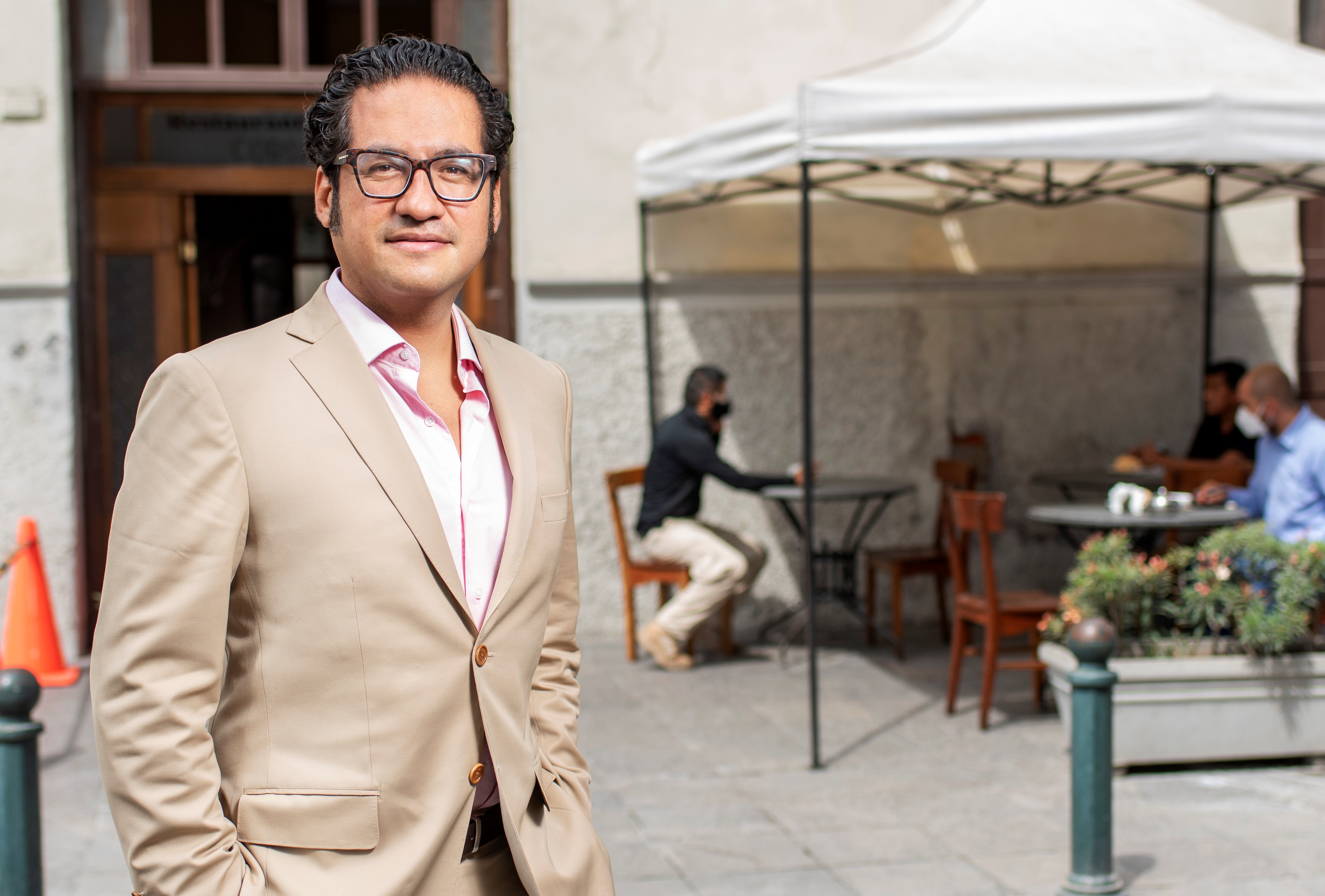 El ministro Chicoma en una mesa de El Cordano, en el Centro de Lima. De las cosas positivas que ha dejado este período para el rubro, la ampliación de terrazas en espacios públicos es una de las más significativas. Fotos: Omar Lucas.