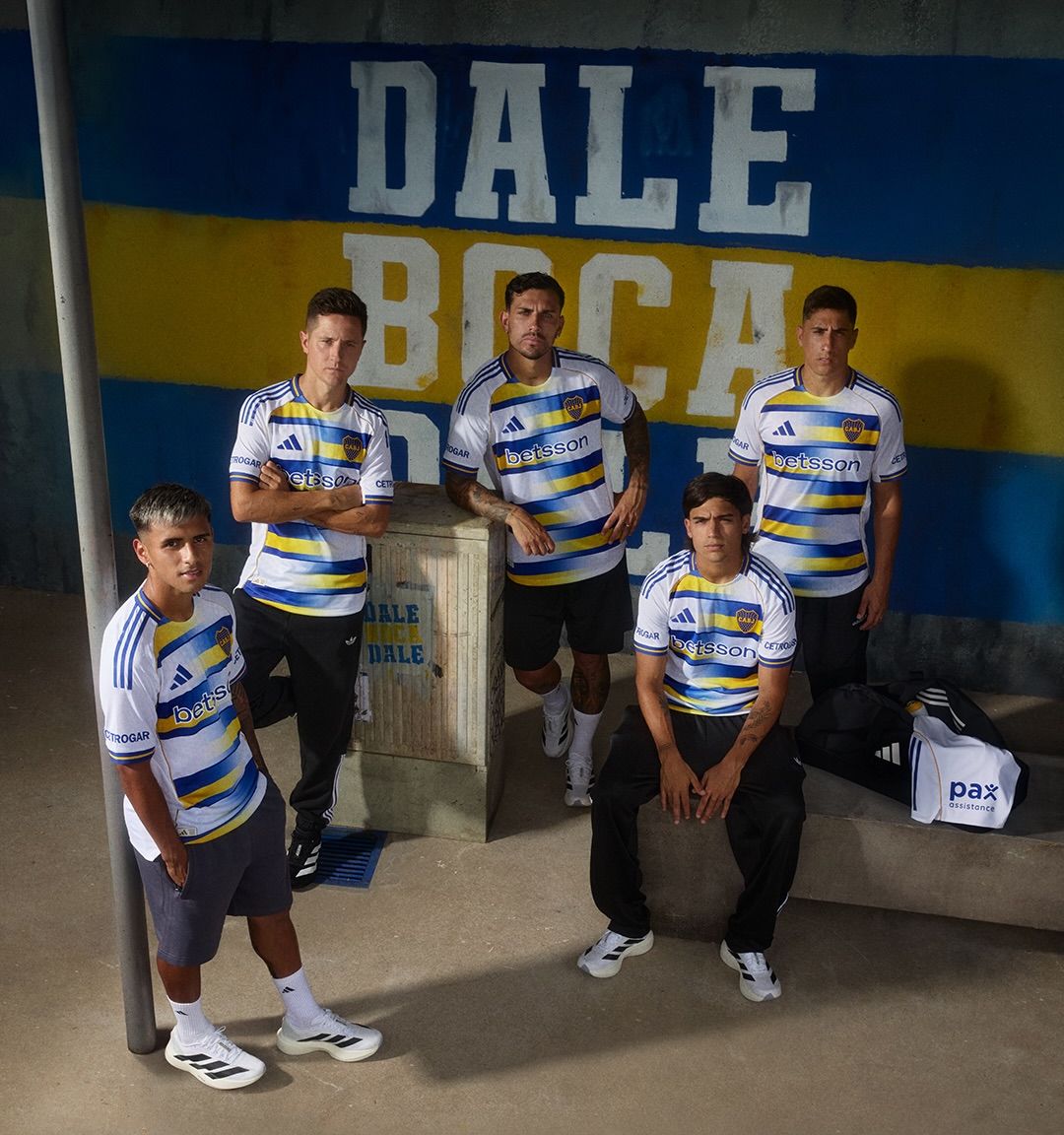 Leandro Paredes con la nueva camiseta alterna del club xeneize. (Foto: Boca)