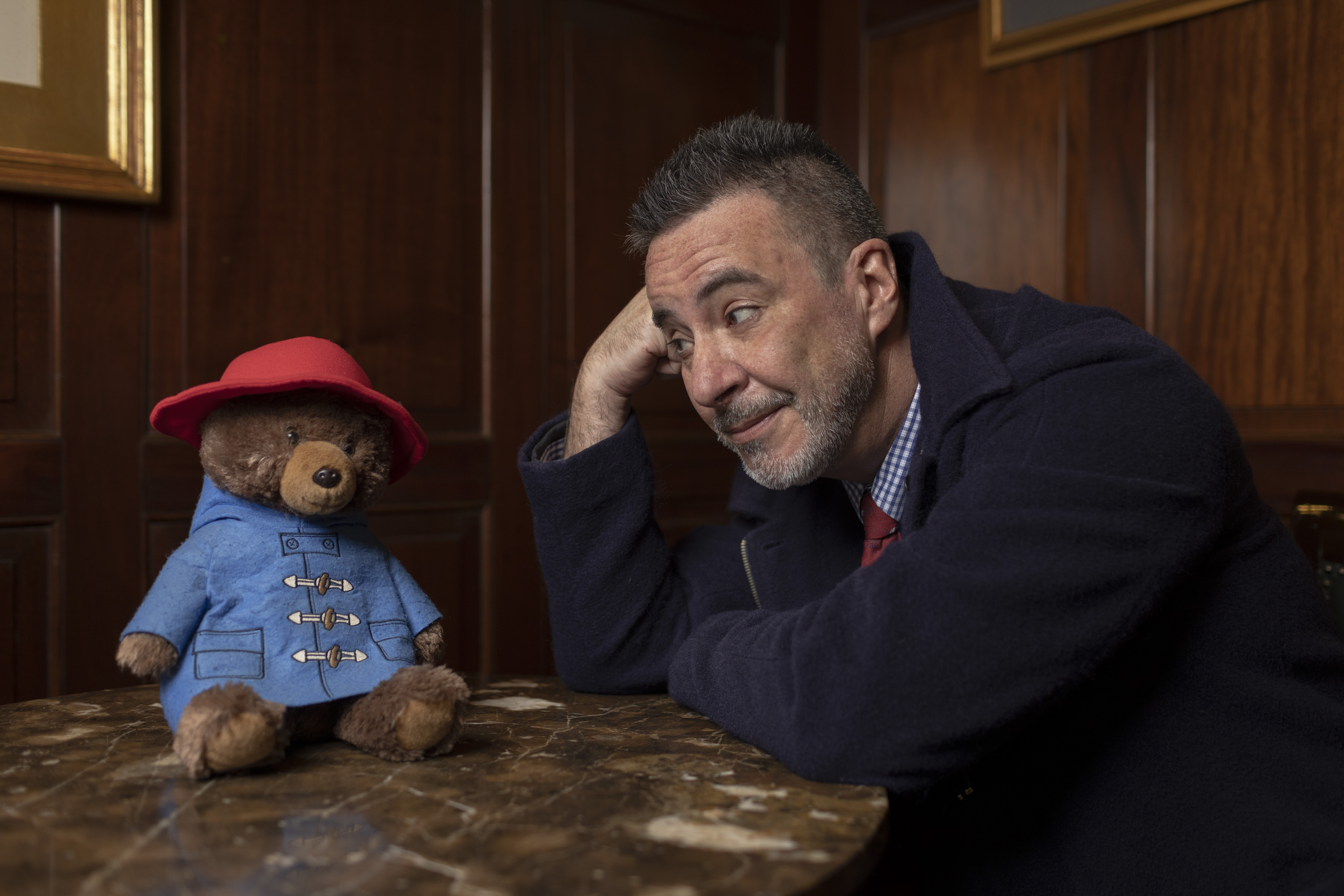El actor Carlos Carlín desde el emblemático Bar Inglés, del Country Club, junto a su pequeño amigo. Fue escogido para un papel en la nueva Paddington: Aventuras en la Selva. Foto: Richard Hirano