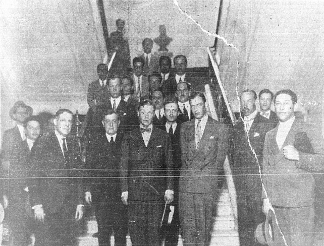 Histórica foto de los invitados reales, el Príncipe de Gales y Jorge de Inglaterra, en las escaleras del hall principal del diario El Comercio. Los acompañan los directores Antonio y Aurelio Miró Quesada. Era el sábado 14 de febrero de 1931. (Foto: GEC Archivo Histórico)   