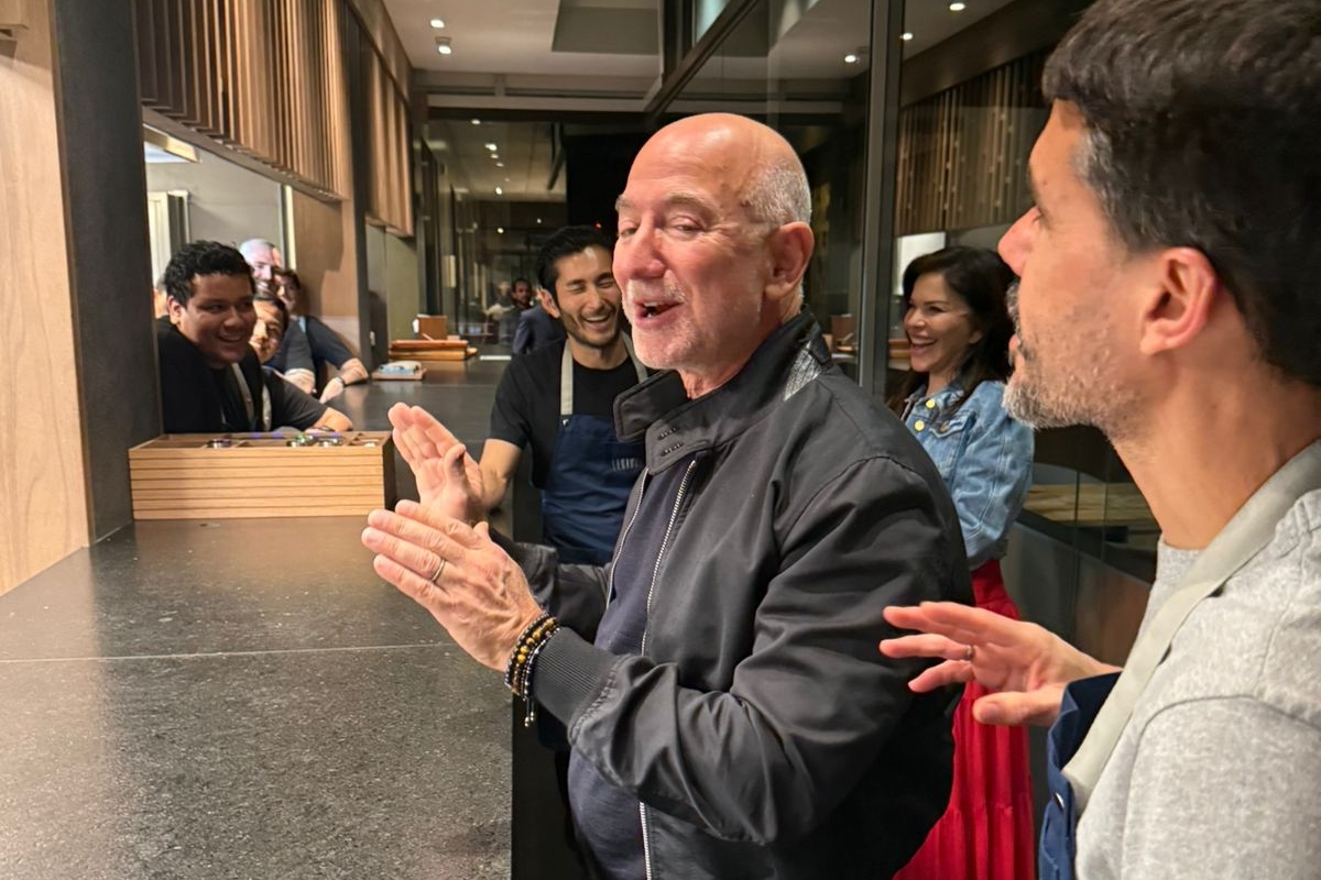 Jeff Bezos junto al chef peruano Virgilio Martínez en el restaurante Central de Barranco, Lima. El multimillonario fue captado en imágenes el sábado 6 de diciembre.