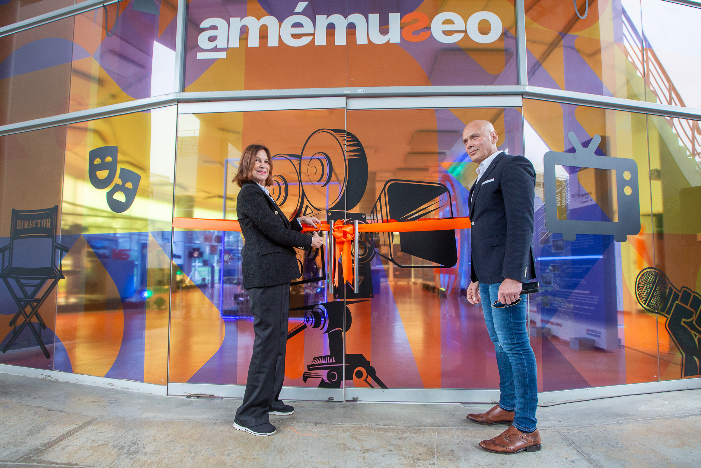 Maki Miró Quesada, presidenta del directorio de América TV junto al CEO de América Multimedia, Fernando Muñiz, durante la inauguración de Amémuseo. (Foto: Fernando Sangama / @photo.gec)