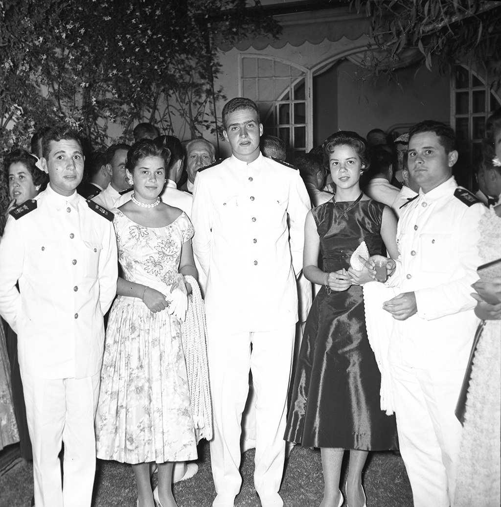 Hasta el último momento, las autoridades de la embajada de España organizaron cócteles y reuniones que mantuvieron ocupados a los guardiamarinas. Juan Carlos siempre estuvo bien rodeado. Fue el sábado 22 de marzo de 1958. (Foto: GEC Archivo Histórico) 
