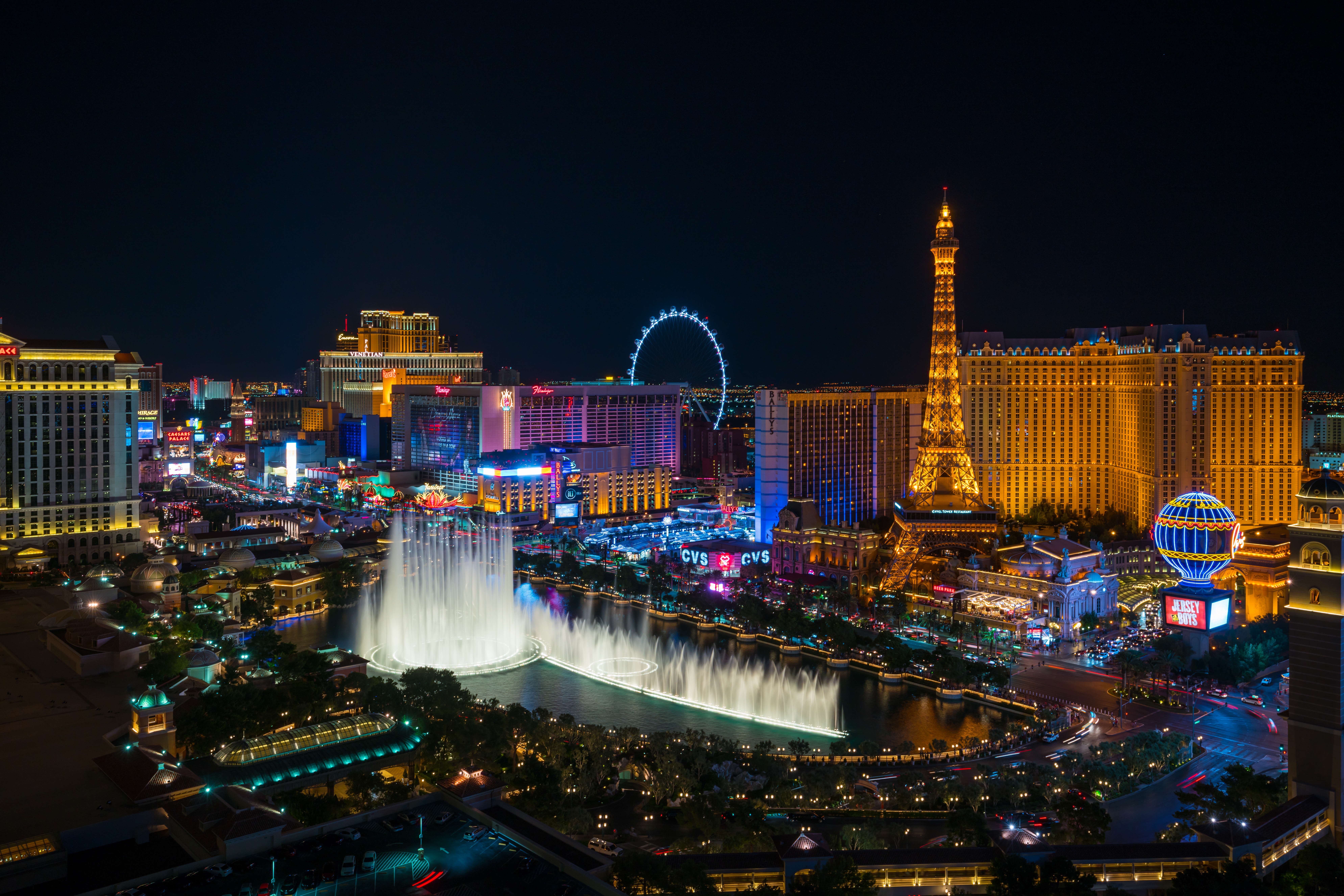 Vista de Las Vegas Strip. A pesar de estar en el desierto, las luces de los edificios y carteles publicitarios de la ciudad, siempre están encendidas, creando un ambiente único y muy vistoso. (Foto: iStock)