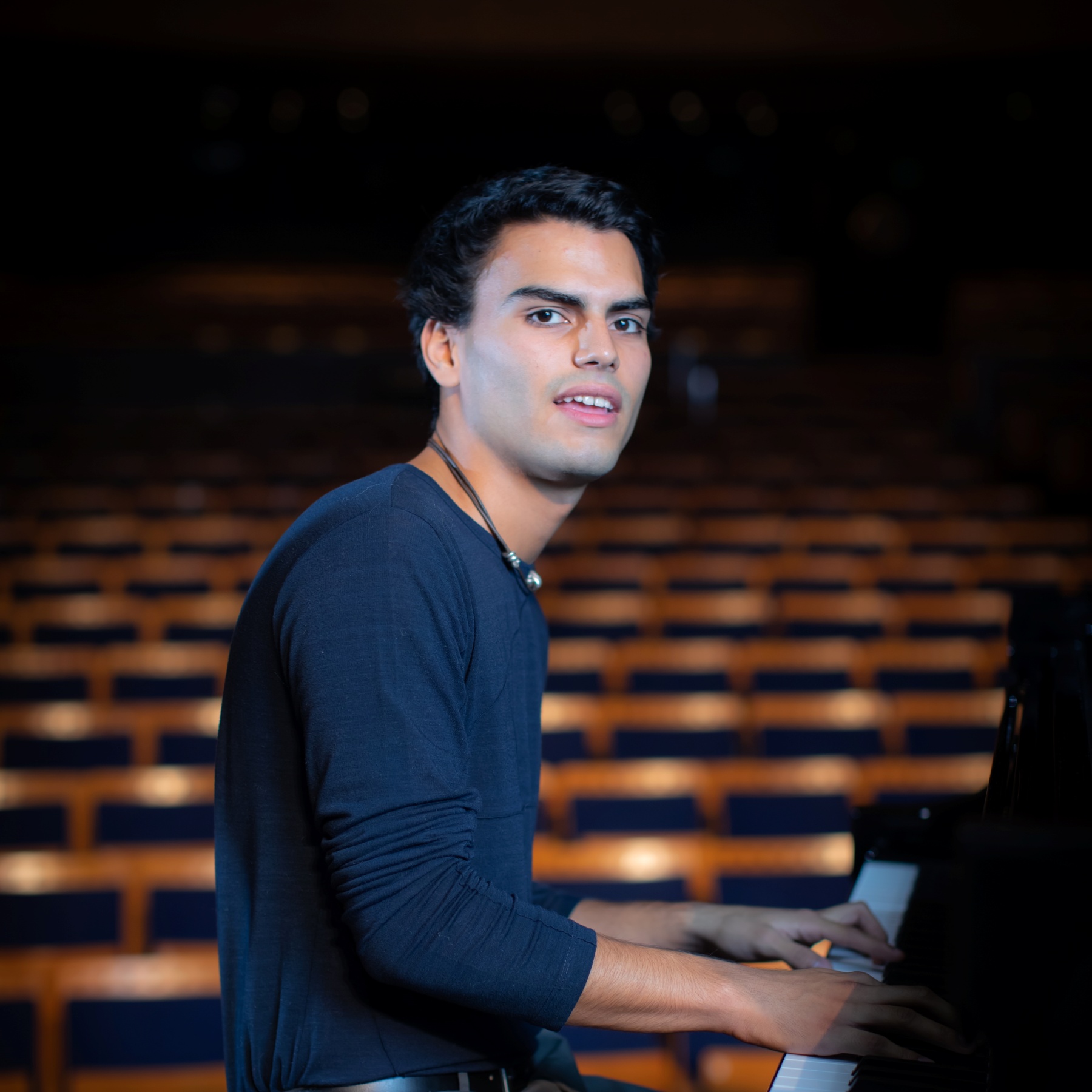 Tomás Suárez-Vértiz, hijo menor de Pedro Suárez-Vértiz, durante una sesión de fotos en el Gran Teatro Nacional.