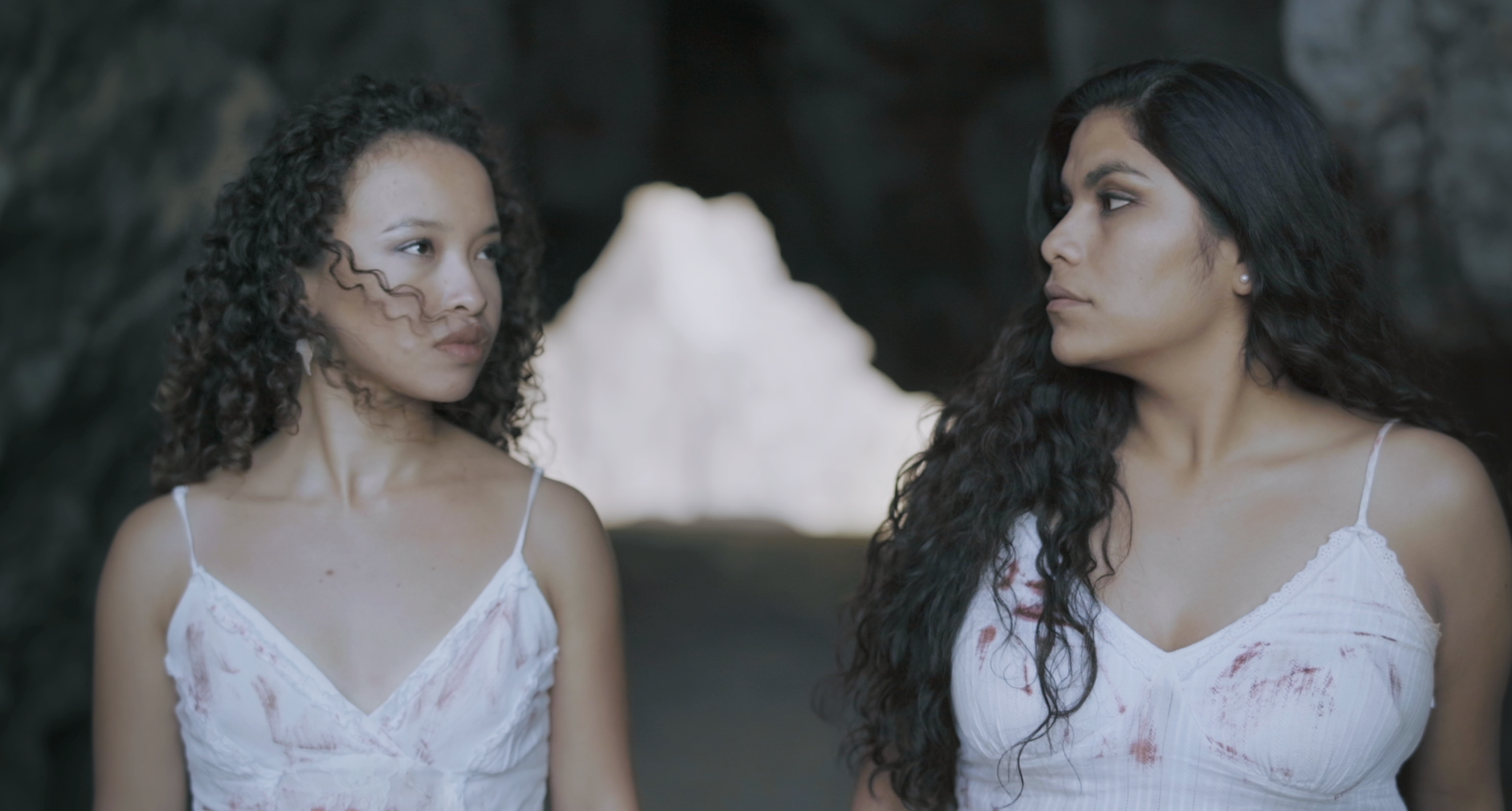 En "Las cautivas", además de contar los testimonios de los descendientes de lo ocurrido en Arica y Tacna, ambas regiones son representadas por dos actrices, Paula Gallardo Díaz (izq.) y Engy T. Villegas Cáceres (der.). El documental ya puede verse en Lima.