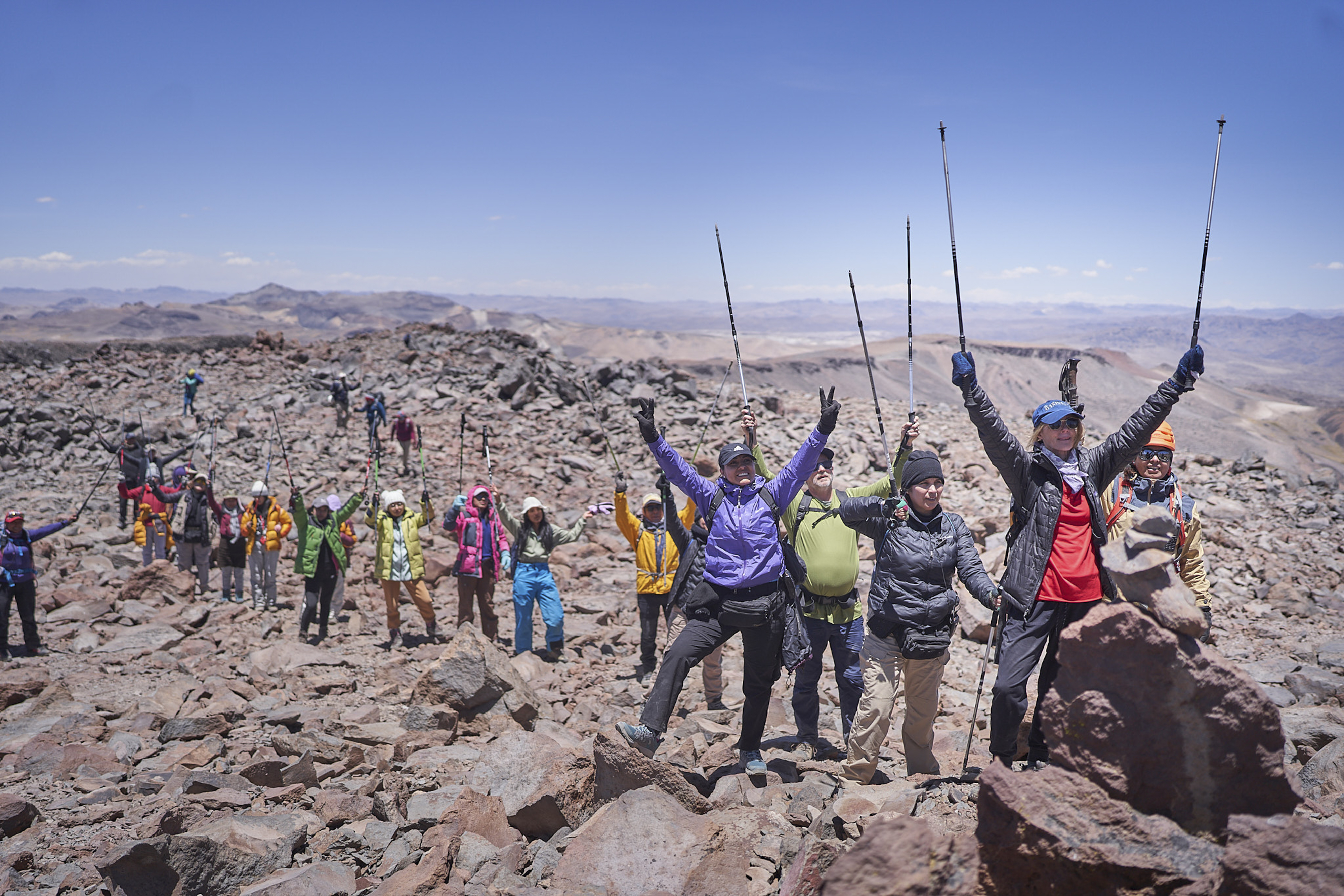 El ascenso al Mismi se realizó el pasado 4 de diciembre. Tomó ocho horas desde la base de la montaña y se logró tomar su cima a los 5.822 m.s.n.m. El grupo fue escoltado por guías de montaña y la policía.