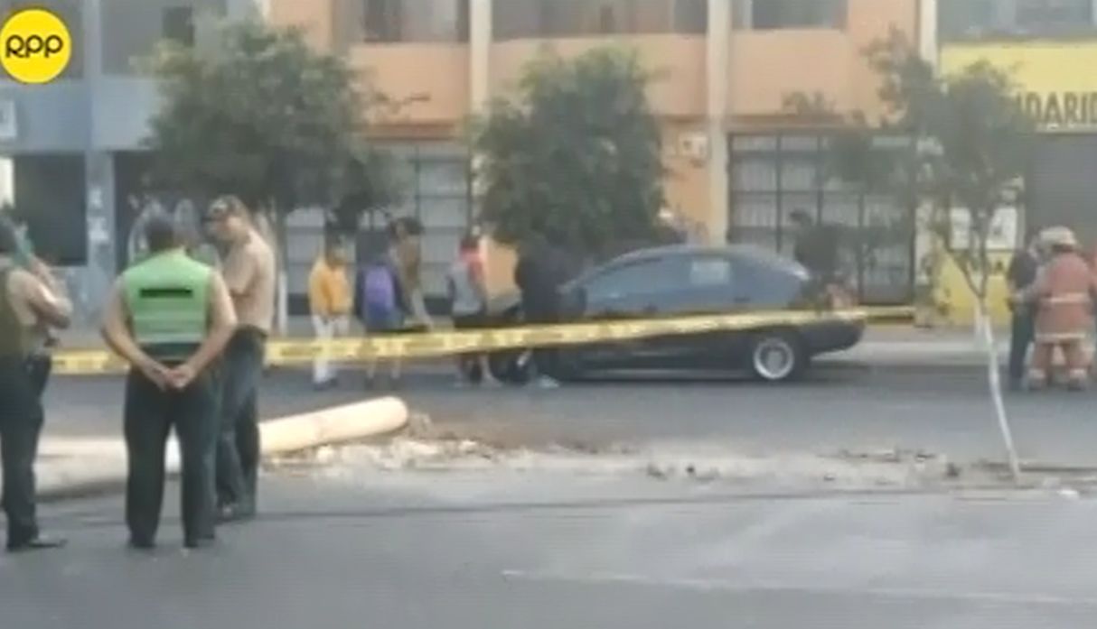 Breña Triple choque en la avenida Arica deja un poste derribado VIDEO y FOTOS ACTUALIDAD