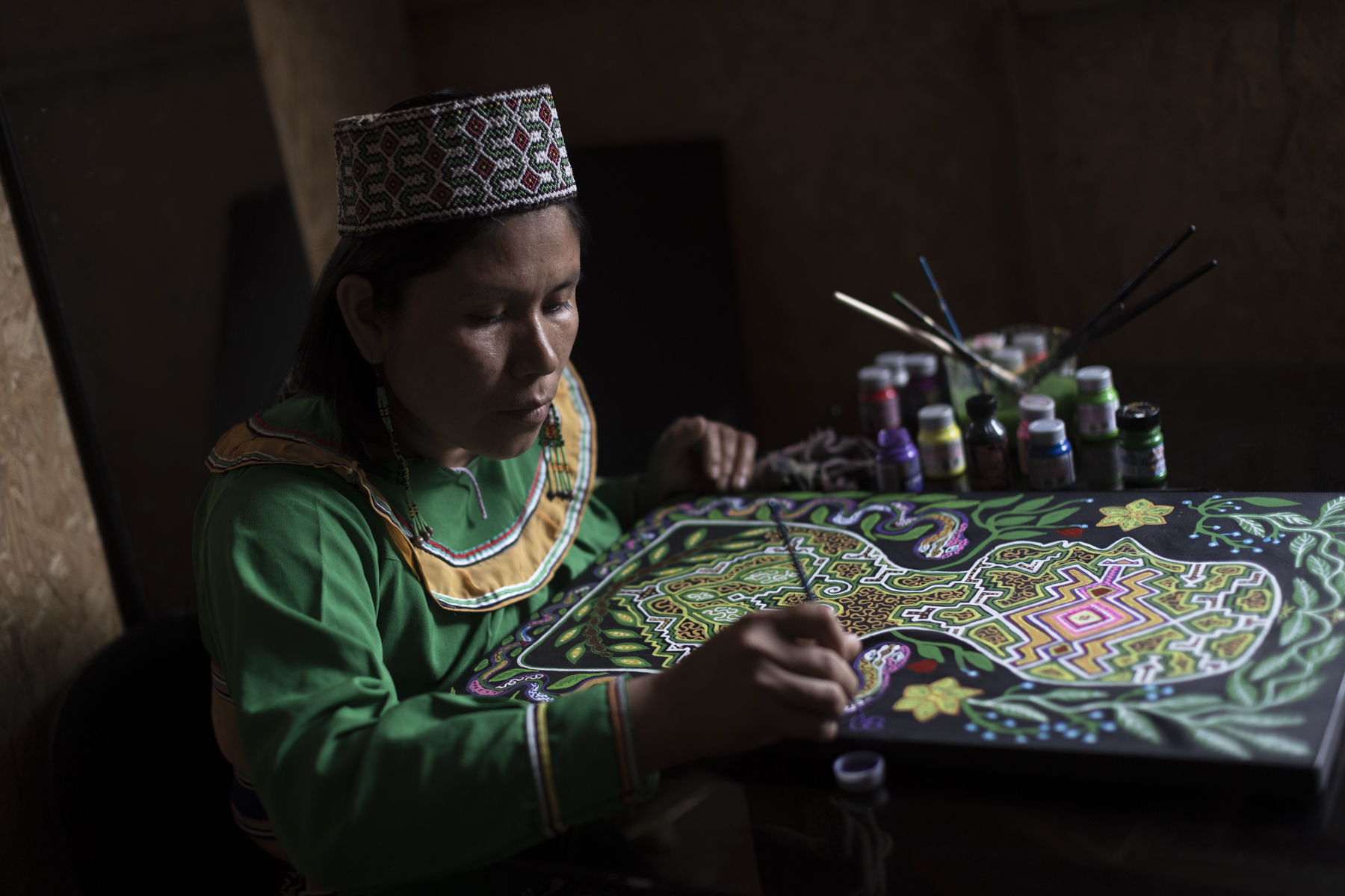 En la imagen, Sadith Silvano, presidenta de las madres artesanas pinta sobre madera. Cada pieza elaborada es única. (Foto: Renzo Salazar)