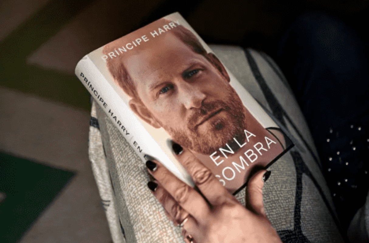 “En la sombra”, libro de memorias del príncipe Harry, ya está disponible a nivel mundial. (Foto: AFP)