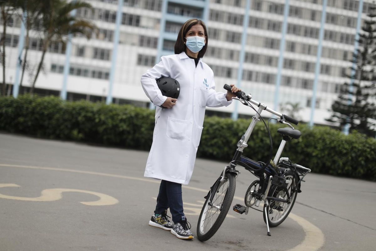 Ana Muñoz trabaja en el hospital Rebagliati y al inicio de la cuarentena recibió una bicicleta gracias a la campaña #PrestaTuBiciAlDoc. Gracias a ello pudo movilizarse a Jesús María sin problemas. (César Campos / GEC)