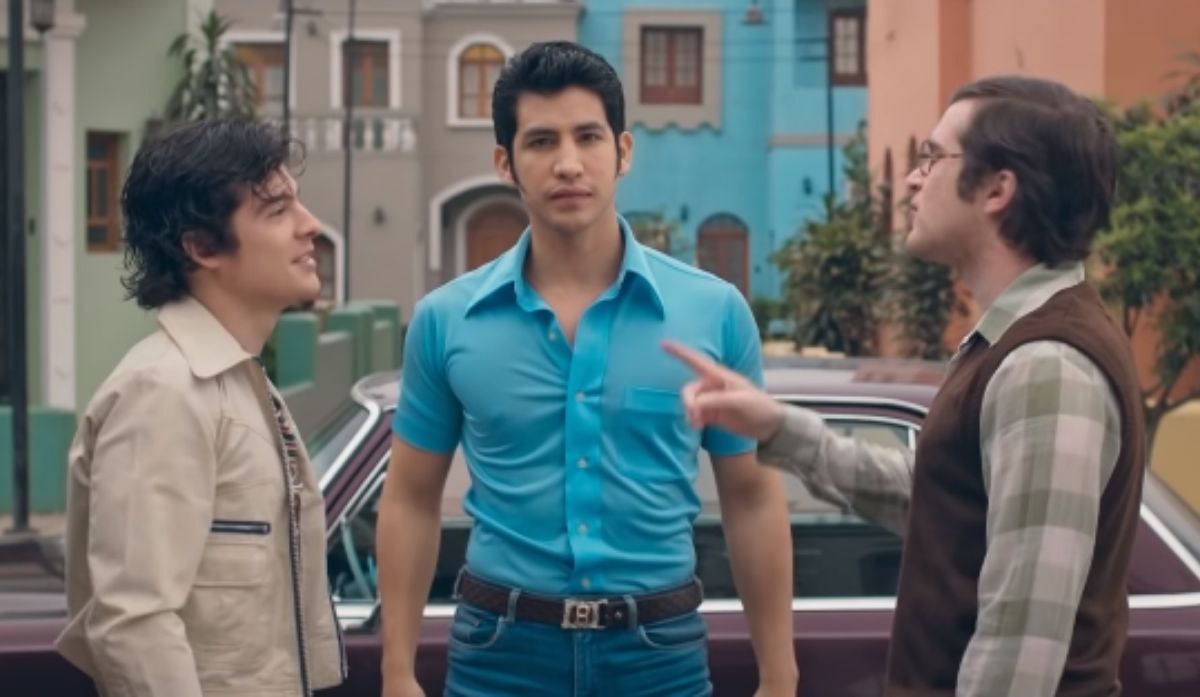 El comercial "Beto y Elena" cuenta la historia de dos jóvenes que se enamoran a través de la pantalla de televisores. (Captura de pantall / Youtube).