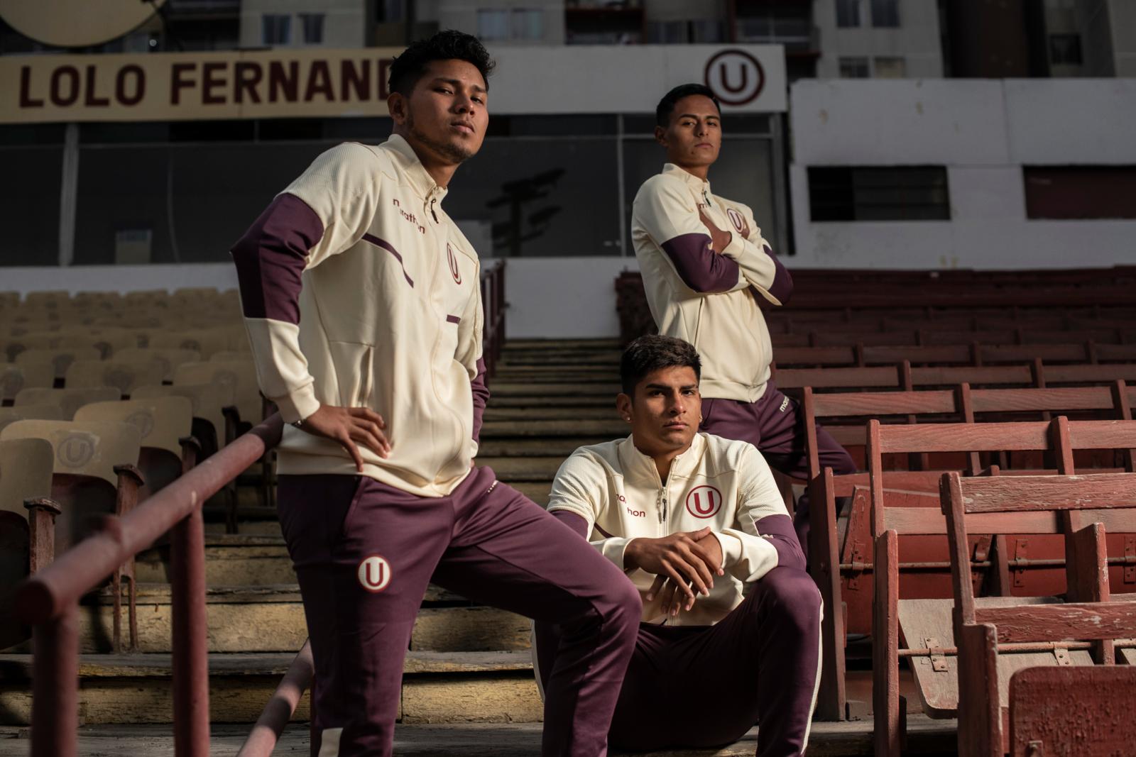 Jerry Navarro, Ángelo Flores y Josué Torres, jóvenes promesas de Universitario, ante la mítica tribuna de madera del estadio Lolo Fernández. (Fotos: Elías Alfageme)