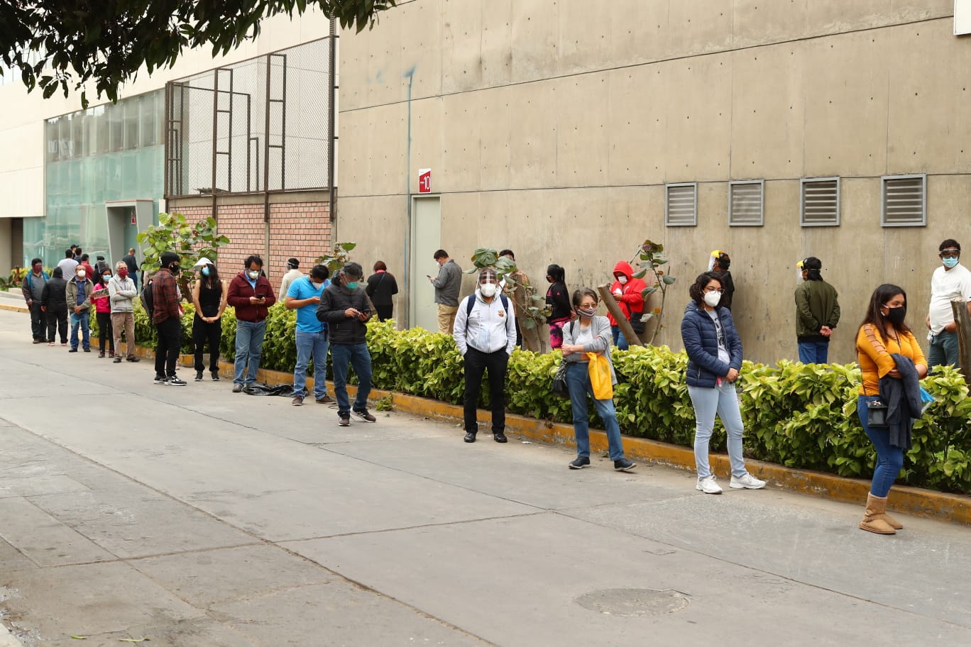 La fila de voluntarios para recibir una de las candidatas a vacuna contra el COVID-19. (Foto: Alessandro Currarino/El Comercio)
