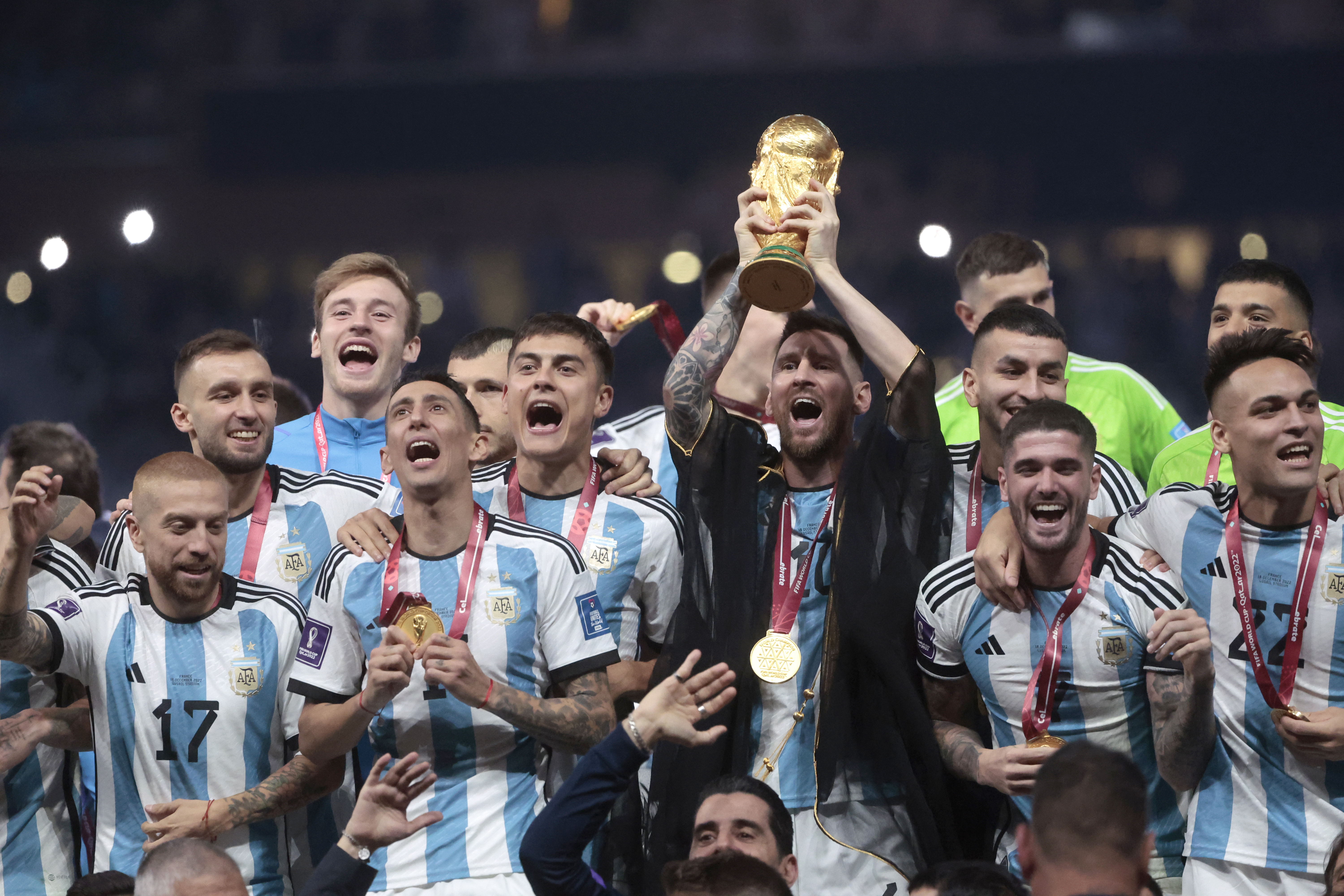 Lionel Messi y los jugadores de Argentina posan con el trofeo de la Copa del Mundo, tras ser campeones del mundo en la final del Mundial de Fútbol Qatar 2022 (Foto: EFE).