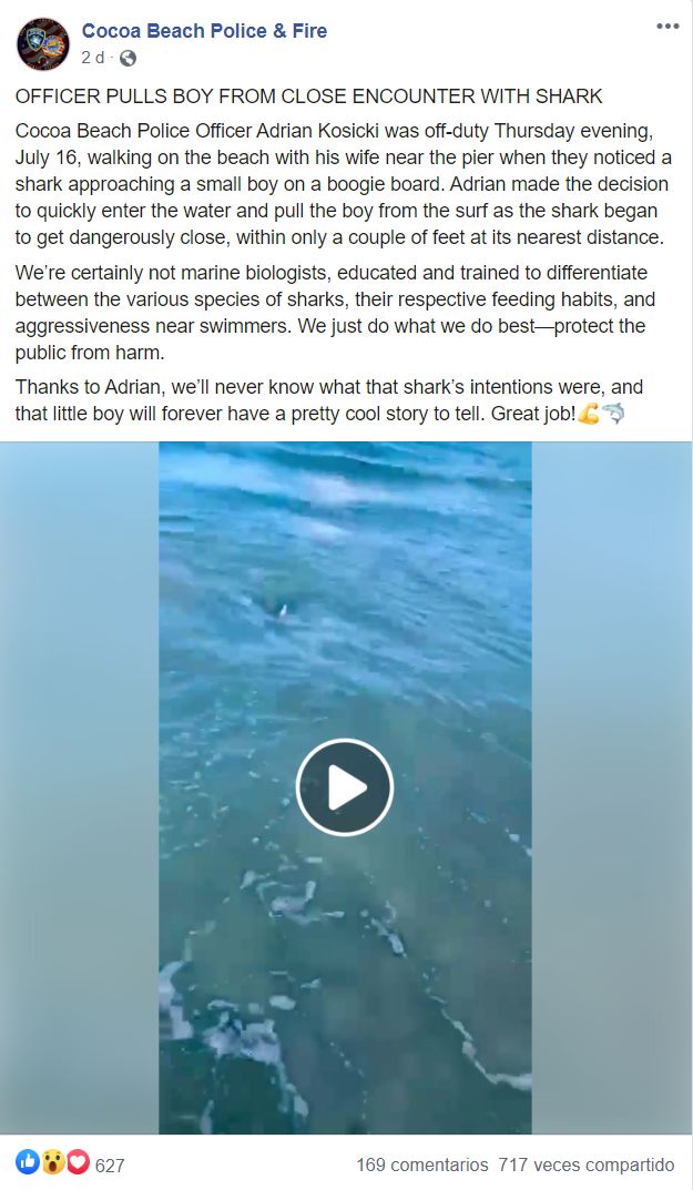 El oficial Adrian Kosicki actuó rápido y sacó del agua al niño antes que el tiburón pudiera ocasionarle algún daño.| Crédito: Cocoa Beach Police & Fire en Facebook.