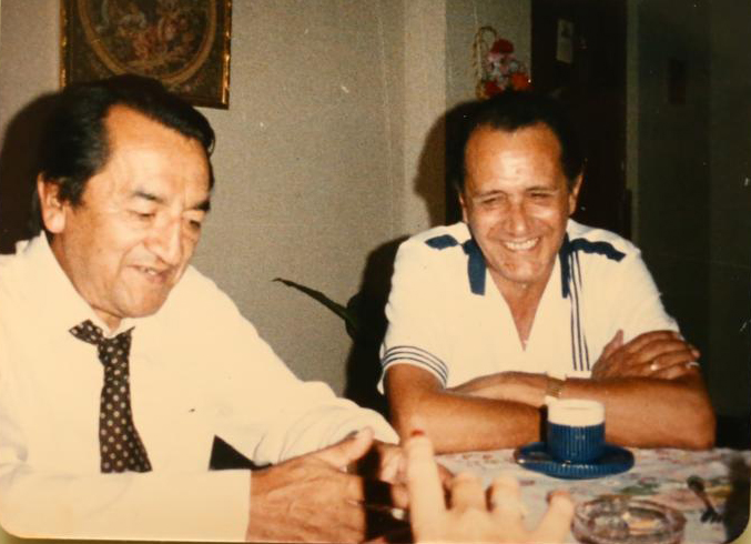 En la imagen, Barrantes conversa cordialmente con uno de sus mejores imitadores en la televisión peruana, Guillermo Rossini.  
