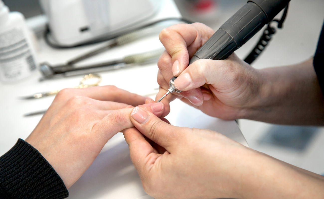 Ese aspecto fuerte y uniforme no siempre significa una uña sana. A veces, bajo ese brillo impecable, comienza un daño silencioso difícil de detectar a simple vista.