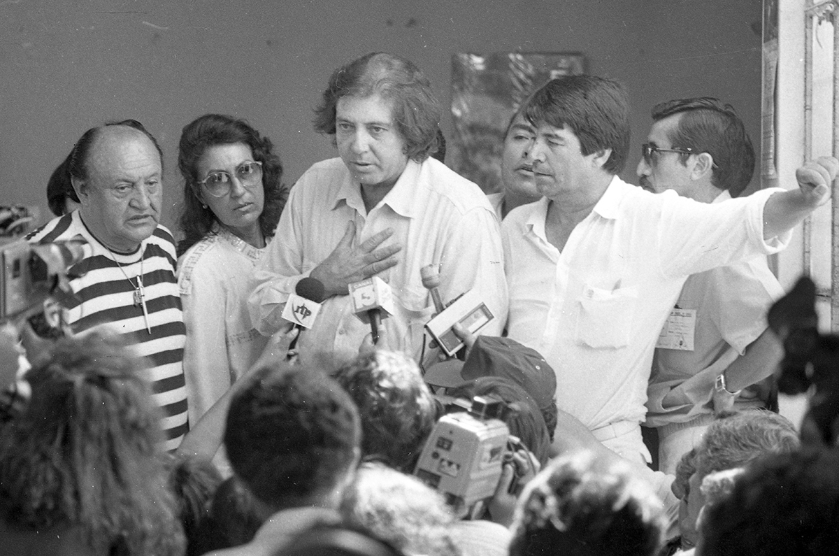 Lima, 30 de abril de 1991. Una de la conferencias de prensa que el gurú brasileño Joao Teixeira se vio obligada a dar. Evadía preguntas o las rodeaba de su enigmática parquedad. (Foto: Jorge Chávez / GEC Archivo Histórico)