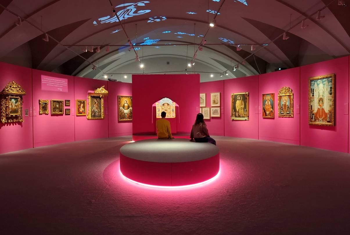 Impresionante vista de la exhibición madrileña. El encendido rosa andino elegido para la sala fue, confiesa el curador, una casualidad.
