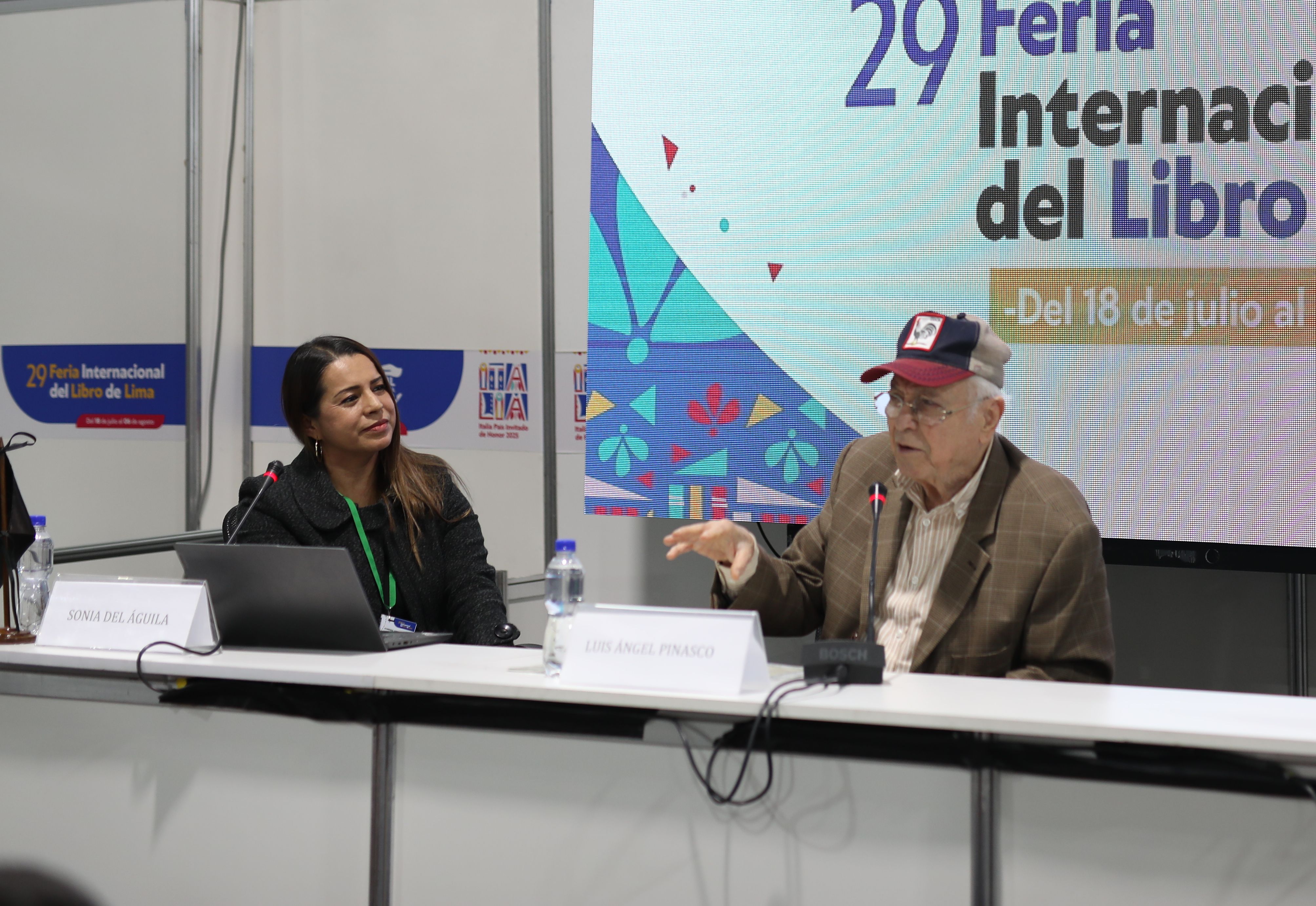 Participación de Luis Ángel Pinasco en el Café dominical: Memorias de la radio en su centenario en el Auditorio Jorge Eduardo Eielson. (Foto: Antonio Melgarejo)