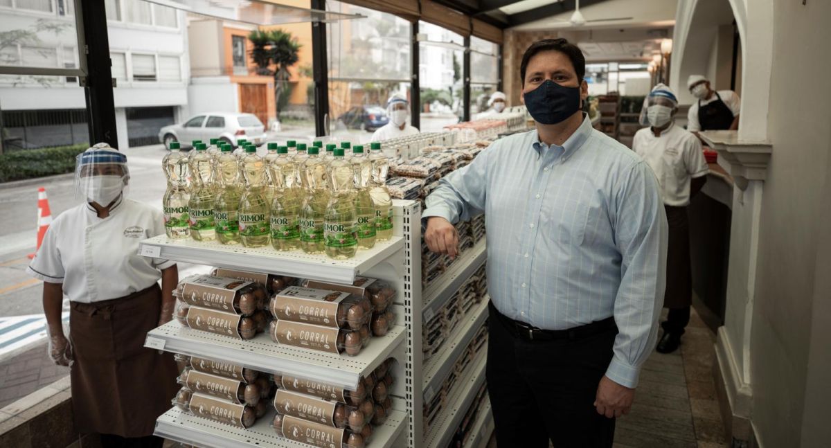 Para mantener a flote un negocio de cual dependen 700 trabajadores, Rubén Sánchez, CEO de la pastelería San Antonio, transformó los locales en minimarkets para seguir de pie en medio de la crisis.  (Joel Alonzo / GEC)