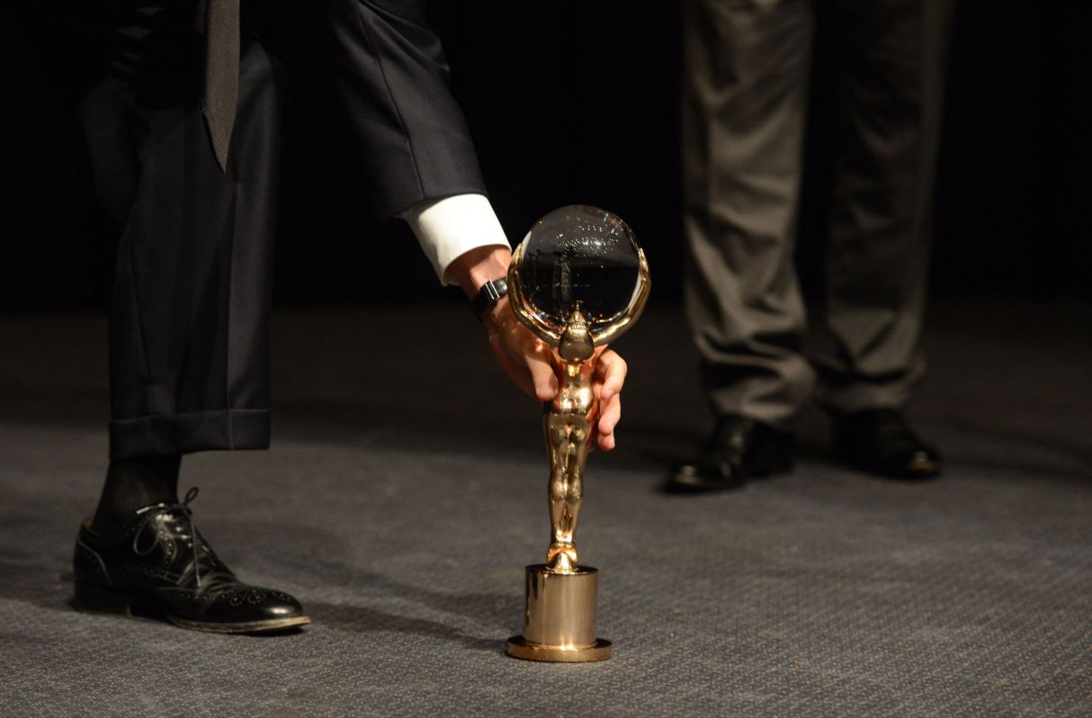 El peruano Paolo Tizón compite en Karlovy Vary con el drama “Vino la noche”. (Foto: MICHAL CIZEK / AFP)