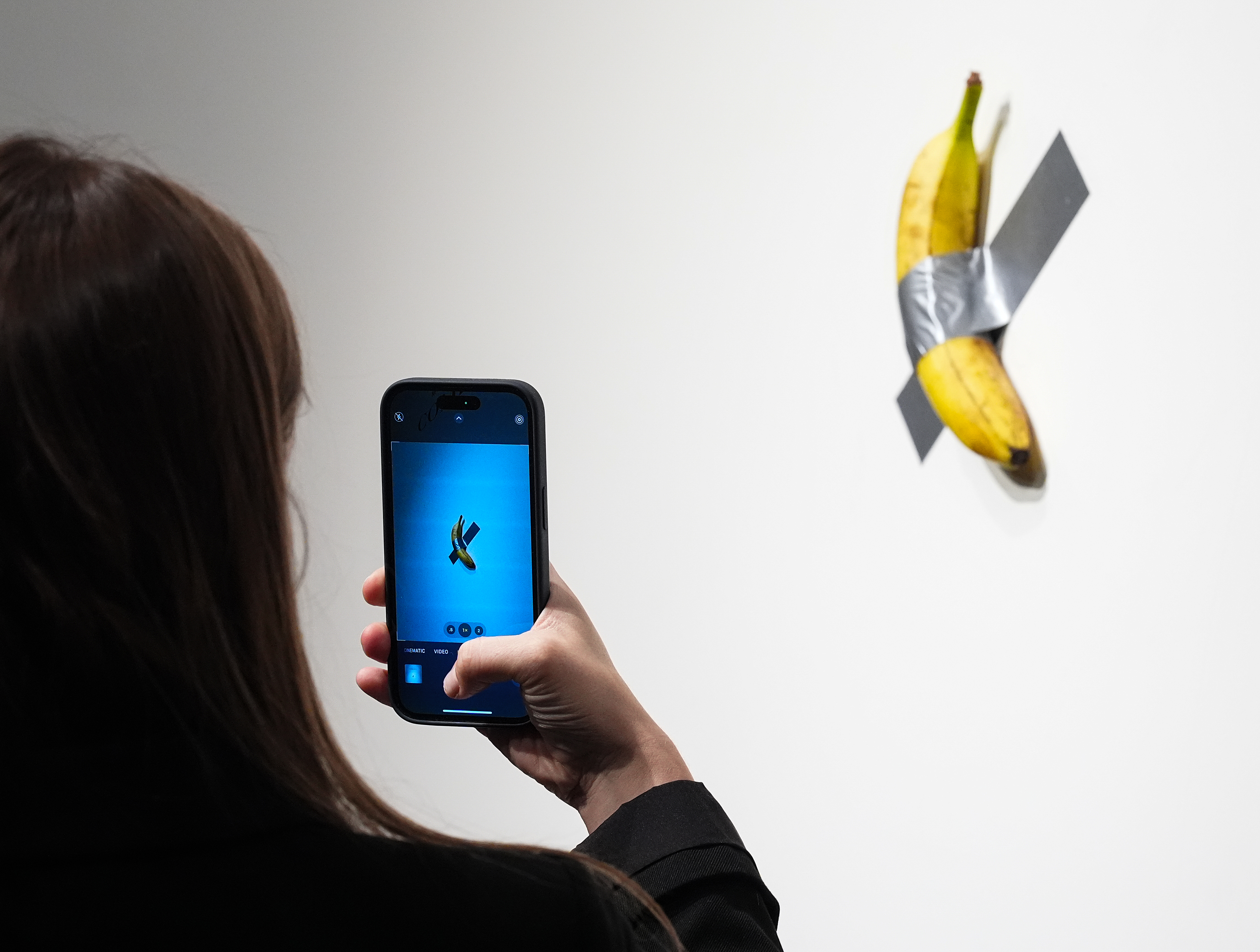 A fines de noviembre del año pasado, en una subasta de Sotheby's en Nueva York, “Comedian”, la obra del polémico artista italiano Maurizio Cattelan basada en un plátano adherido con cinta a la pared, acabó adjudicándose por 6,2 millones de dólares, incluidas las comisiones. (Foto: John Nacion/Getty Images)
