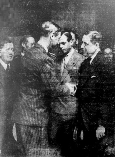 El director del diario El Comercio, Antonio Miró Quesada (derecha) dio la despedida con un apretón de manos al Príncipe de Gales, el futuro rey de Inglaterra. (Foto: GEC Archivo Histórico)   
