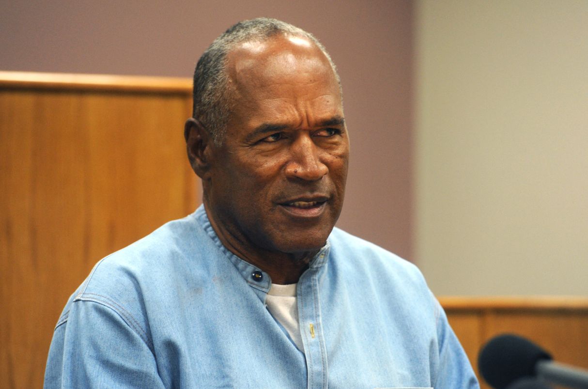 O.J. Simpson protagonizó la persecución más famosa del mundo a bordo de un Ford Bronco blanco. (Foto: Jason Bean / POOL / AFP)