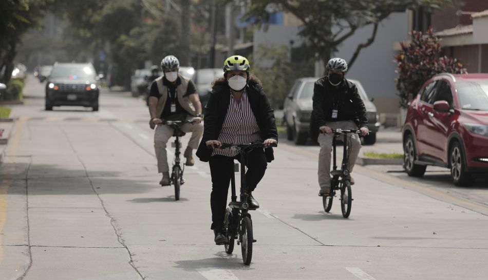 Fernández y los dos agentes de seguridad que la acompañan llegan al Ministerio de Vivienda, Construcción y Saneamiento en bicicleta. (Foto: Leandro Britto/GEC)