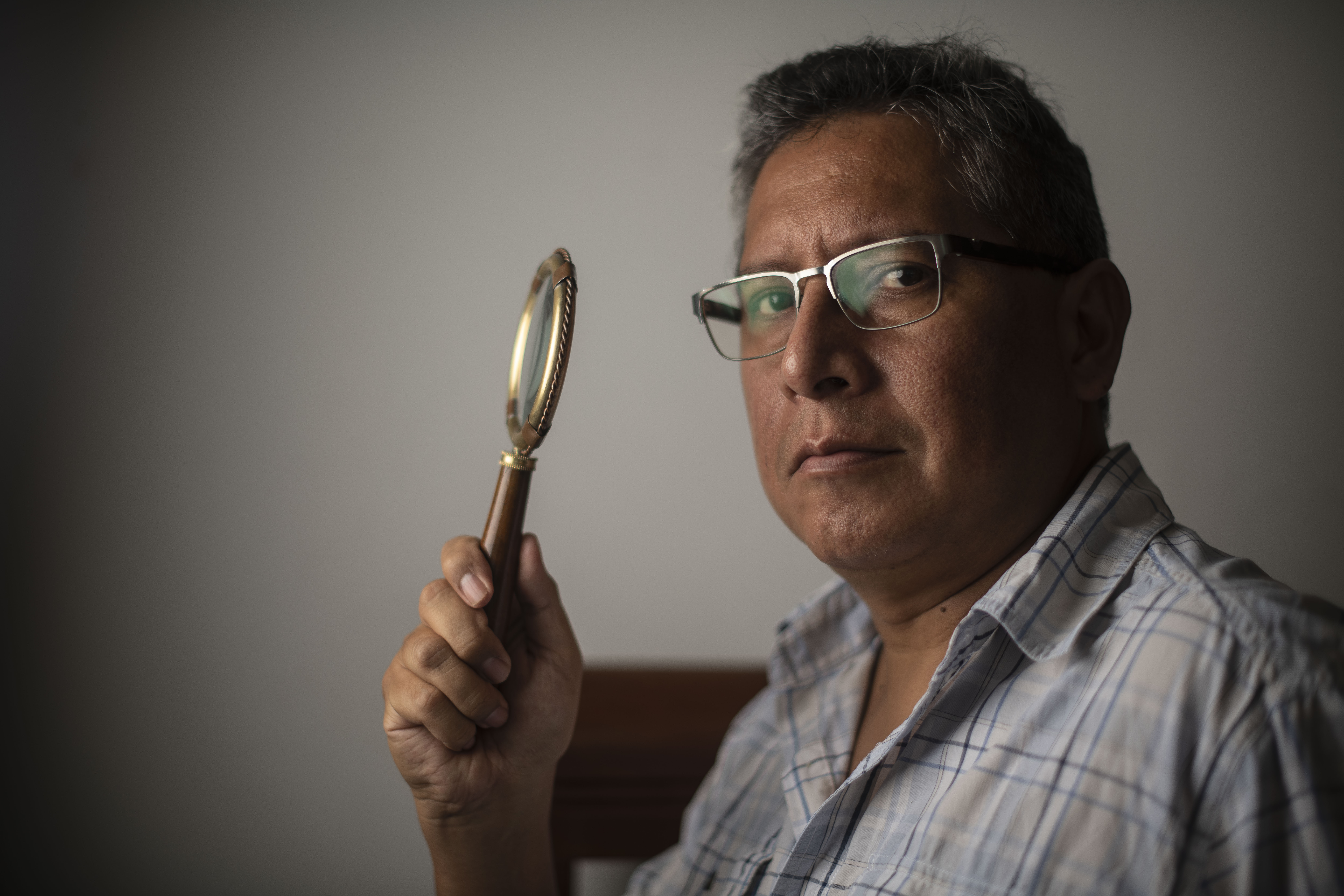 Profesor de la Facultad de Letras en San Marcos, Marcel Velázquez Castro (Lima, 1969) se volcó al estudio de nuestra sociedad en tiempos virulentos. “No puede haber nación si el valor de la comunidad no está primero”, señala sobre el escándalo del ‘vacunagate’. (Foto: Elías Alfageme)