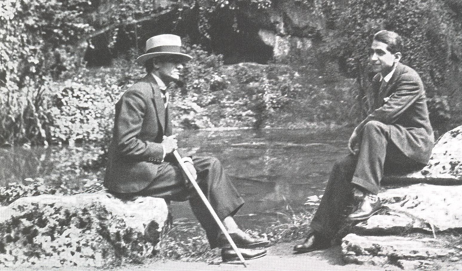 César Vallejo y Juan Domingo Córdoba. Versalles, 1929. Foto: Georgette Philipart. (Fuente: César Vallejo. Iconografía. Academia Peruana de la Lengua. Lima, 2017)