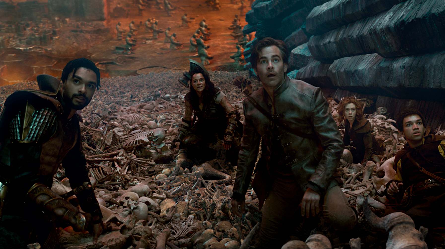 De izquierda a derecha, el elenco de "Calabozos y dragones: Honor entre ladrones" ("Dungeons & Dragons: Honor Among Thieves"): Xenk (Rege Jean Page), Holga (Michelle Rodriguez), Edgin (Chris Pine), Doric (Sophia Lillis) y Simon ( Justice Smith).