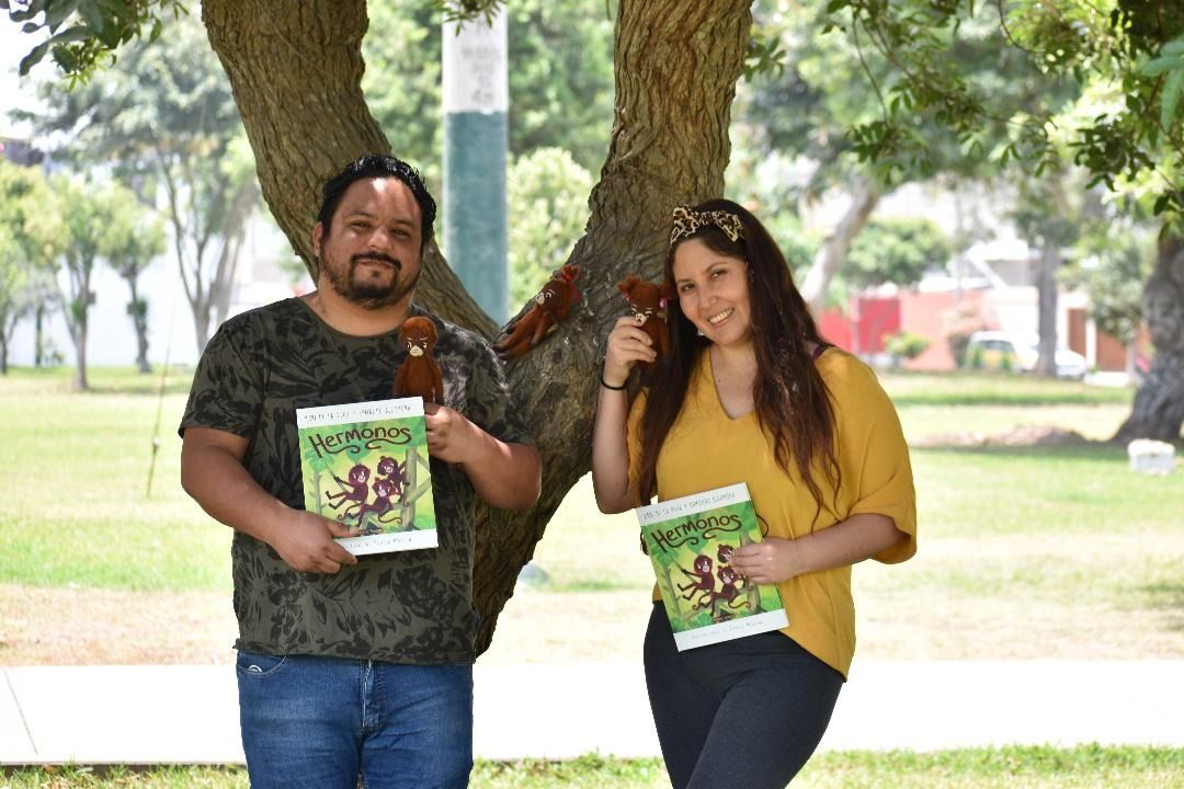 Los escritores Karina de la Vega y Armando Alzamora, responsables de “Hermonos”, el último lanzamiento de Colmena Editores. (Foto: Machi Molina)