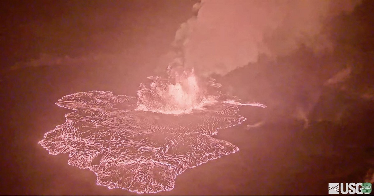 El volcán Kilauea en erupción desde el cráter de la cumbre Halemaumau en Hawai, el 7 de junio de 2023. (Foto de US Geological Survey / AFP)