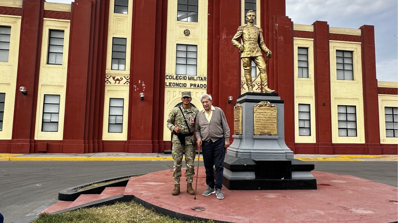 Mario Vargas Llosa regresó al Colegio Militar Leoncio Prado con emotiva visita | Foto: @AlvaroVargasLl (X - Twitter)