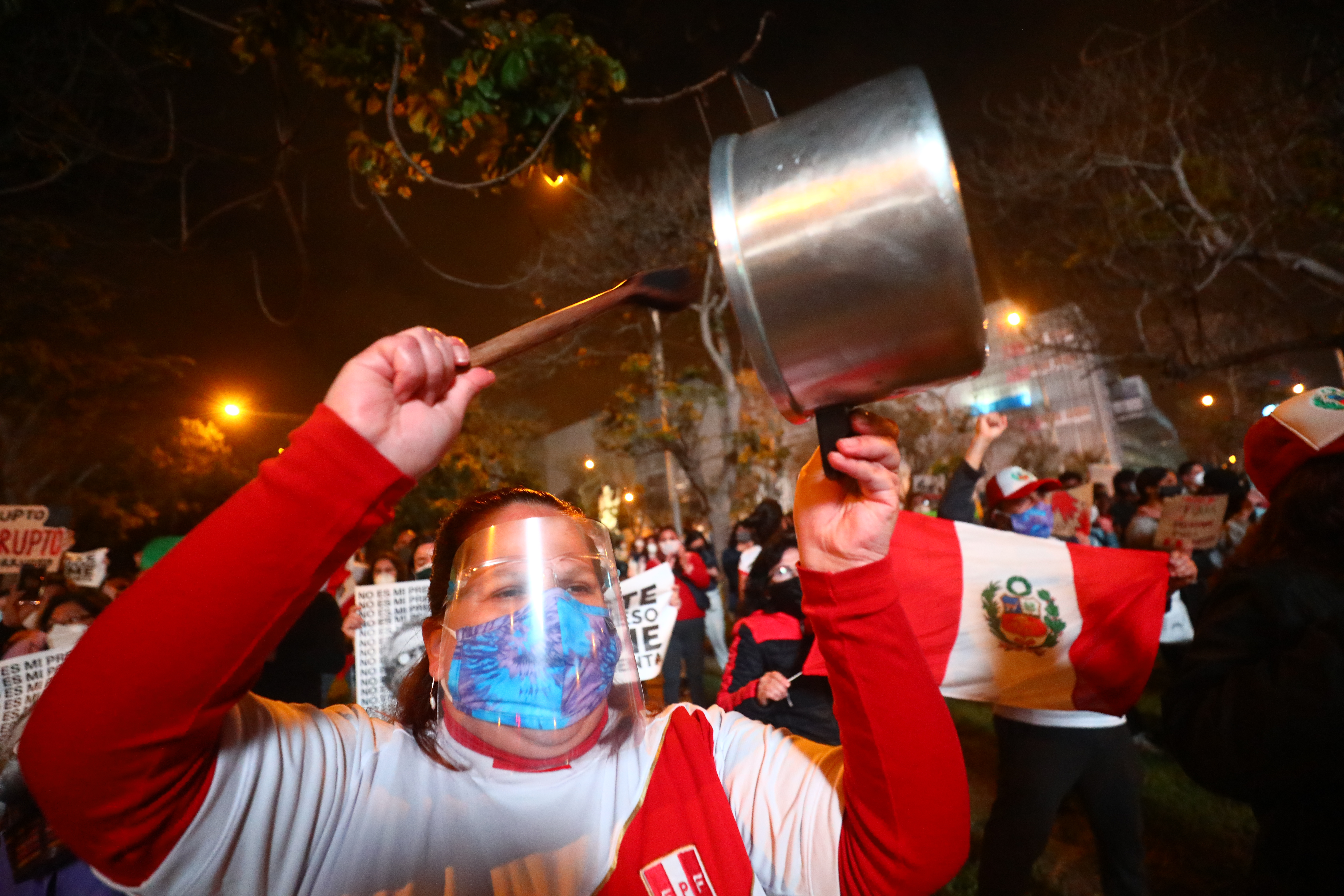 Primera gran Marcha Nacional contra asunción de Manuel Merino como presidente de la República tuvo como uno de los puntos de concentración el distrito de San Miguel. “Marchan acompañados de camisetas y ollas como forma de demostrar que amamos al Perú”, explica el historiador Jesús Cosamalón. (Foto. Gonzalo Córdova / GEC)