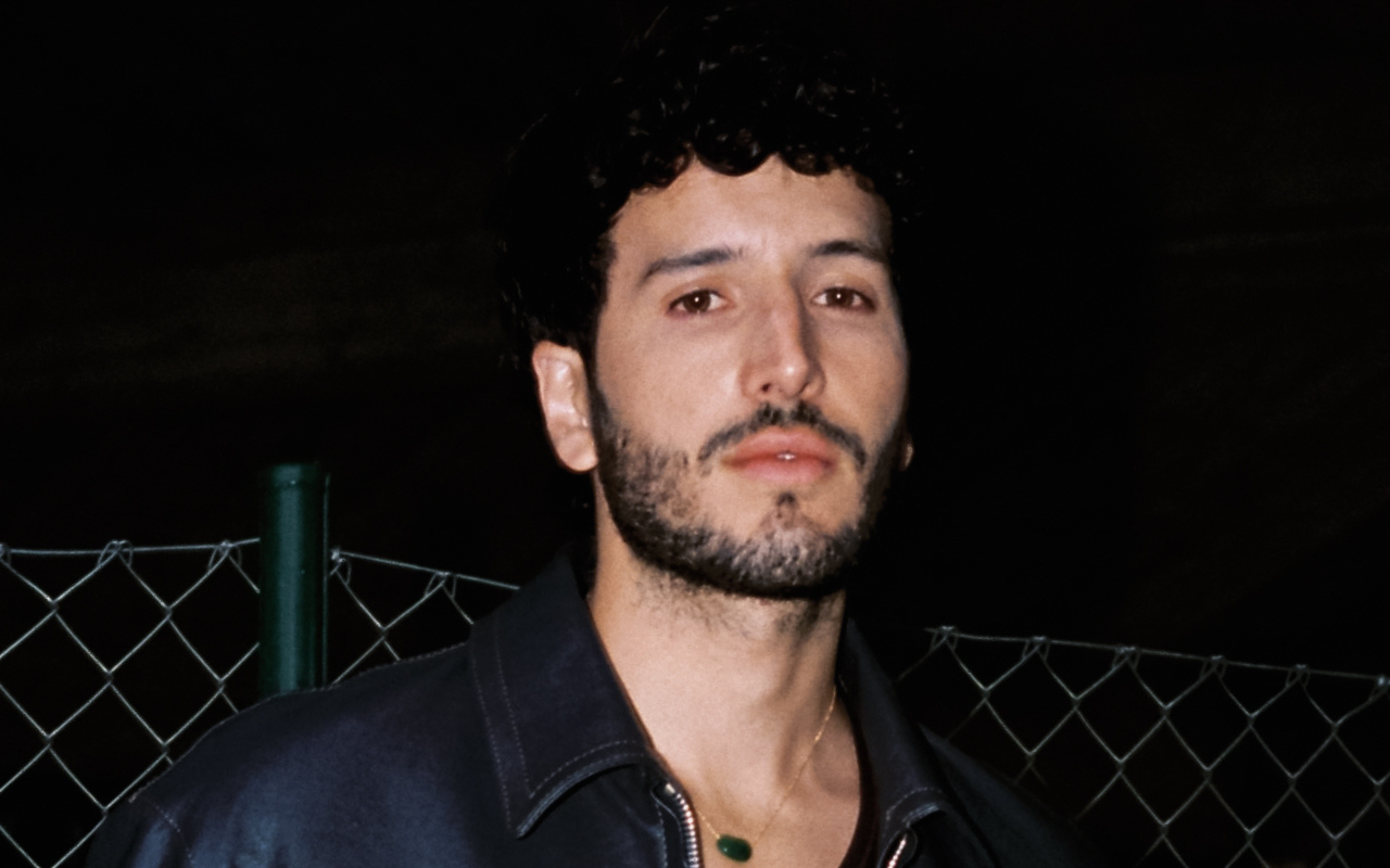 El disco, ya disponible en plataformas digitales, incluye colaboraciones con artistas como Robi, Manuel Turizo, Beéle, Humbe y Gus, además de un homenaje a Silvio Rodríguez interpretado junto a su padre | Foto: Universal Difusión