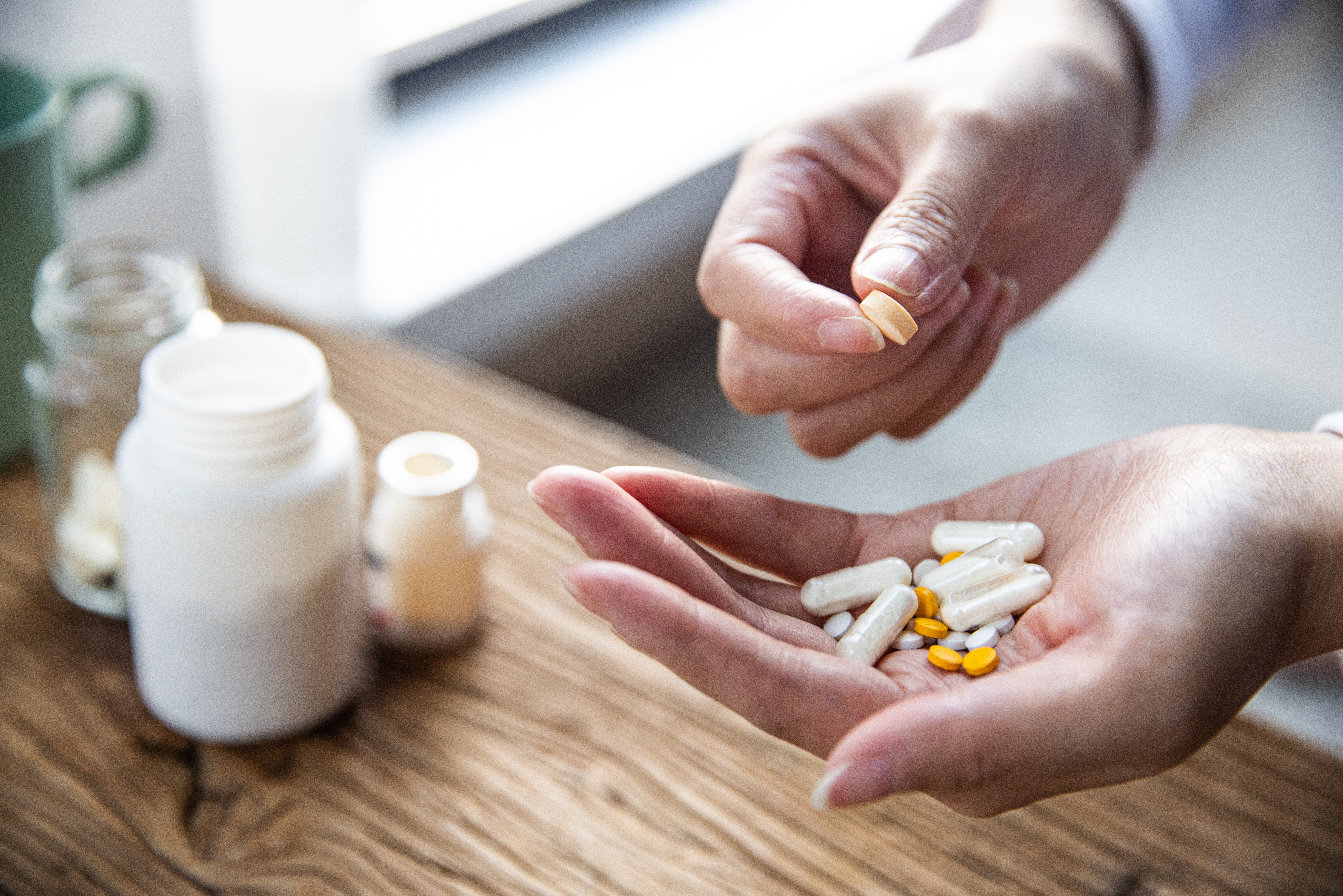 Antes de empezar cualquier tratamiento con pastillas o suplementos, no olvides evaluar tu alimentación y consultar con un doctor. (Foto: iStock)