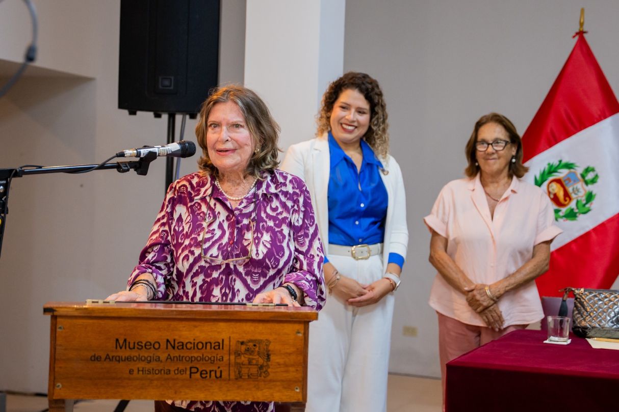 En la ceremonia se realizó una entrega simbólica de la resolución de declaratoria a Krystyna Plater Rostworowski, hija de María Rostworowski. (Foto: BNP)