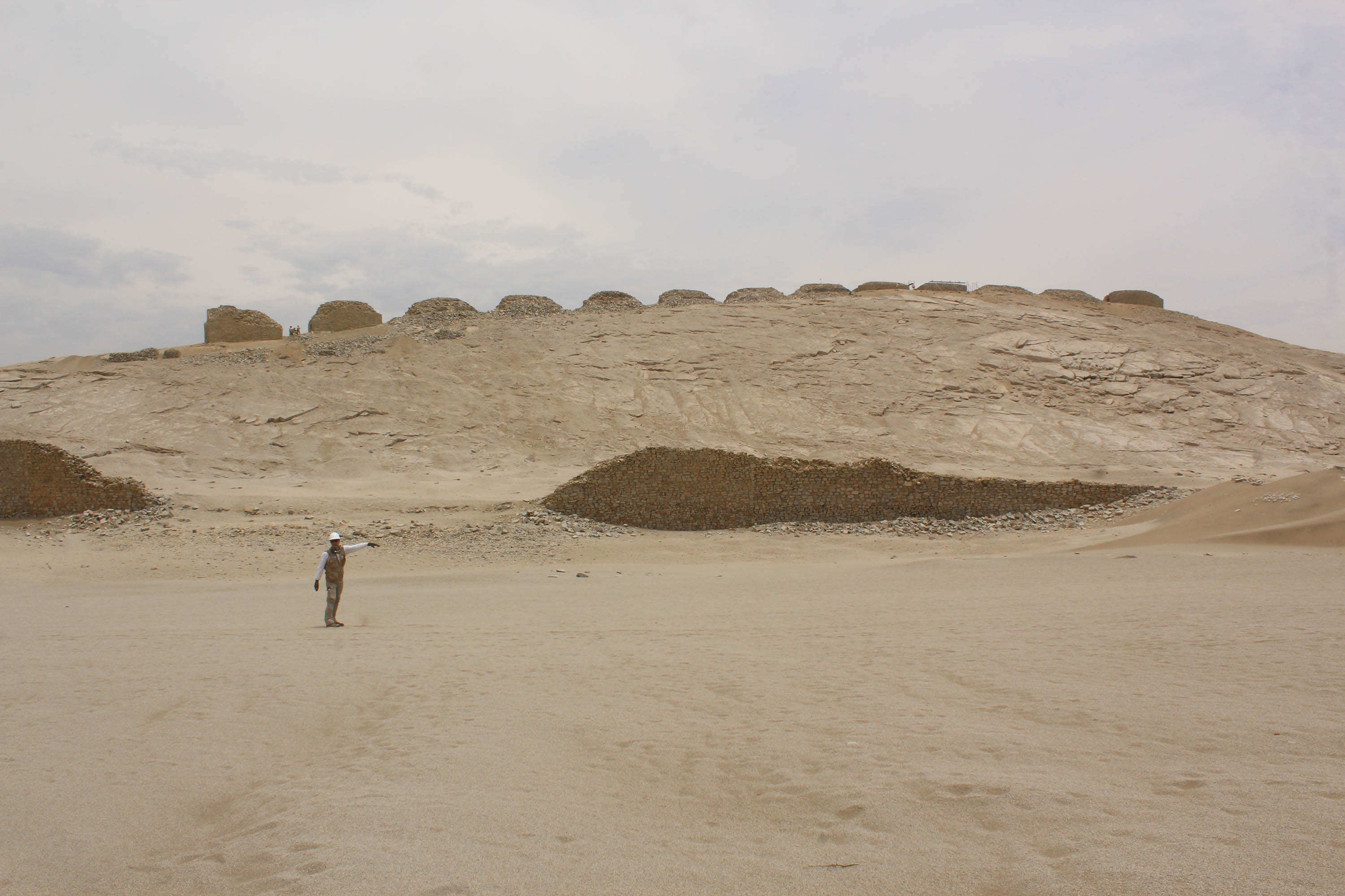 Las 13 torres es el sector más valioso y frágil del complejo astronómico Chankillo. Estas se alinean de norte a sur a lo largo de la cima de un cerro, tienen escalinatas en el lado norte y sur que permiten subir a la cima. (Foto: Laura Urbina)