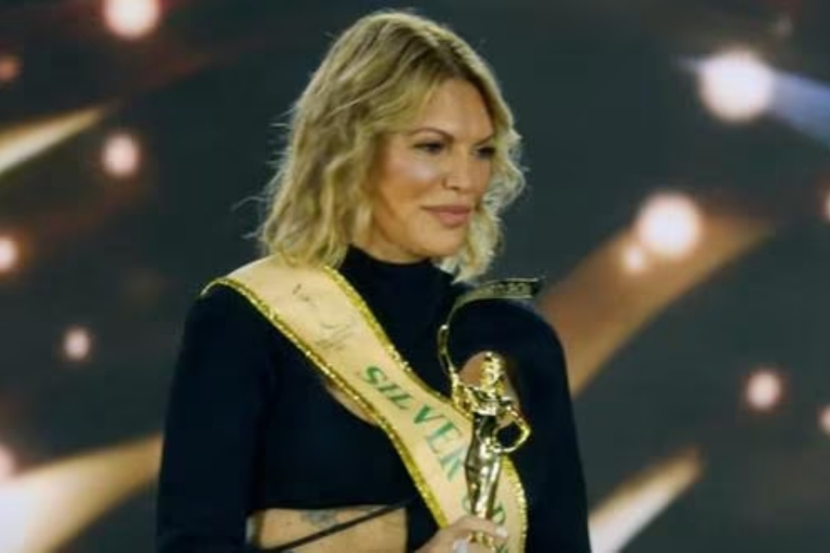 Jessica Newton lució un moderno vestido con aberturas laterales y circulares. (Foto: Captura/YouTube)