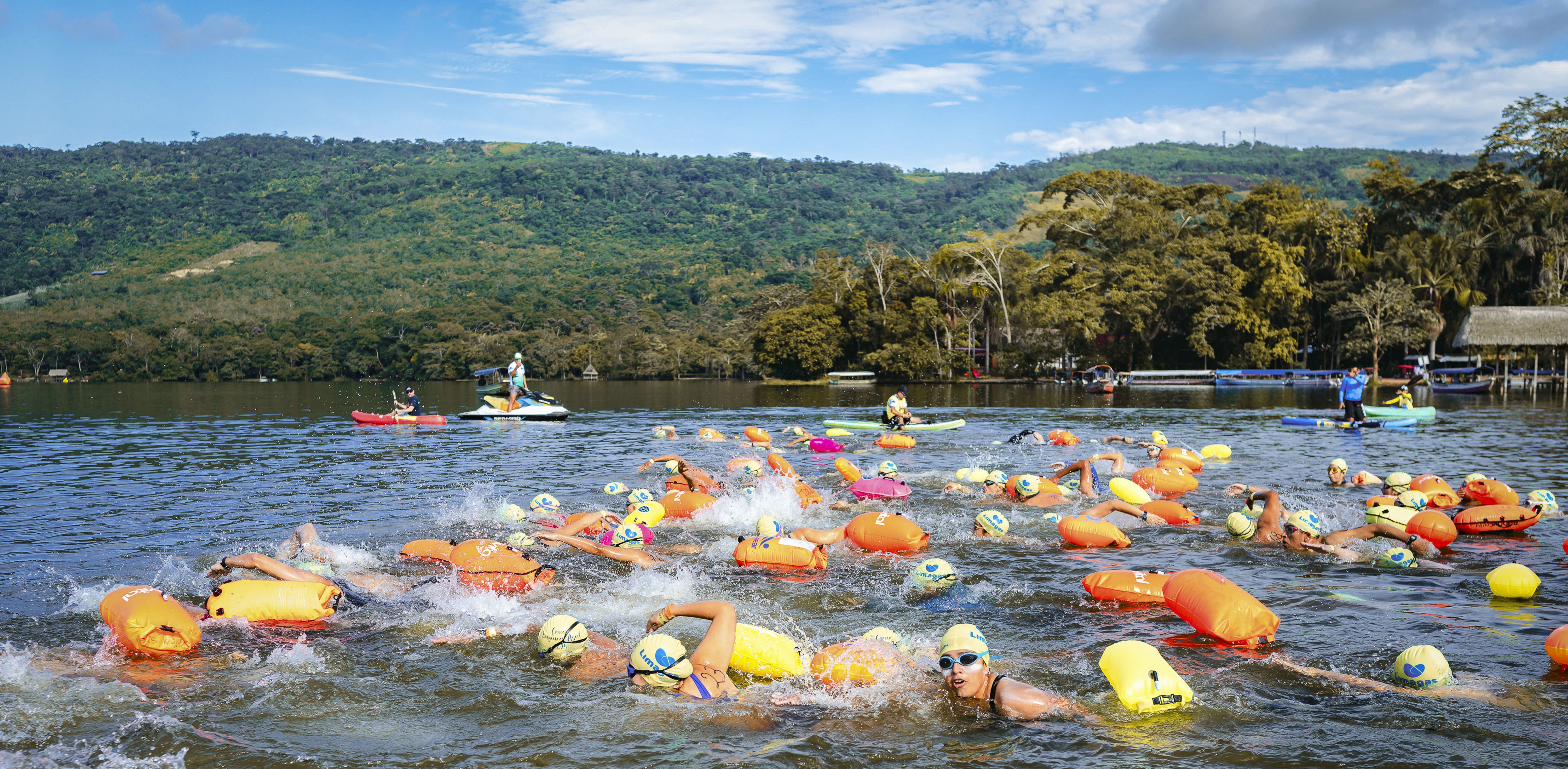 Nadadores peruanos y extranjeros de todas las edades cruzaron la Laguna Azul el pasado 17 de mayo en pruebas de 1k, 2,5k, 5k y 10k.