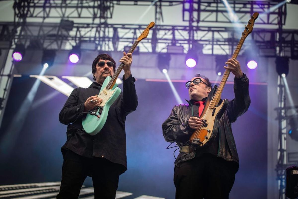 Álvaro Henríquez (izquierda) junto a Roberto Lindl, dos de los miembros fundadores de la banda chilena Los Tres. (Foto: Correcaminos)