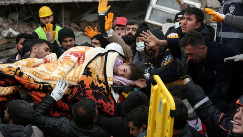 Una niña es sacada de entre los escombros tras el terremoto que sacudió Turquía y Siria. (Reuters).