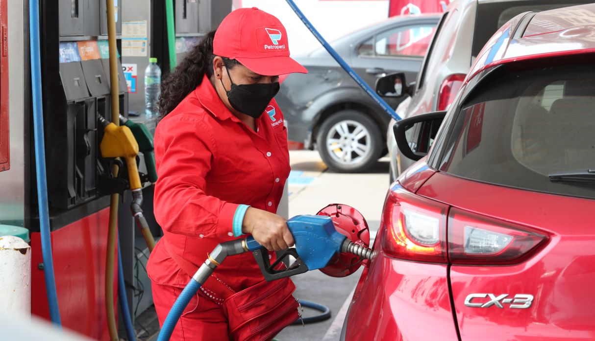 Peruanos compran la gasolina más cara de Latinoamérica, junto con